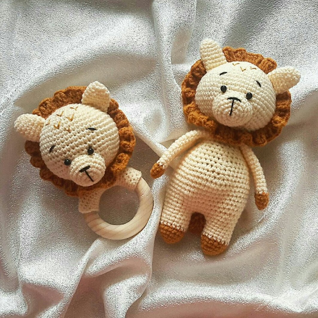 ست جغجغه و عروسک سوتک دار بافتنی طرح شیر