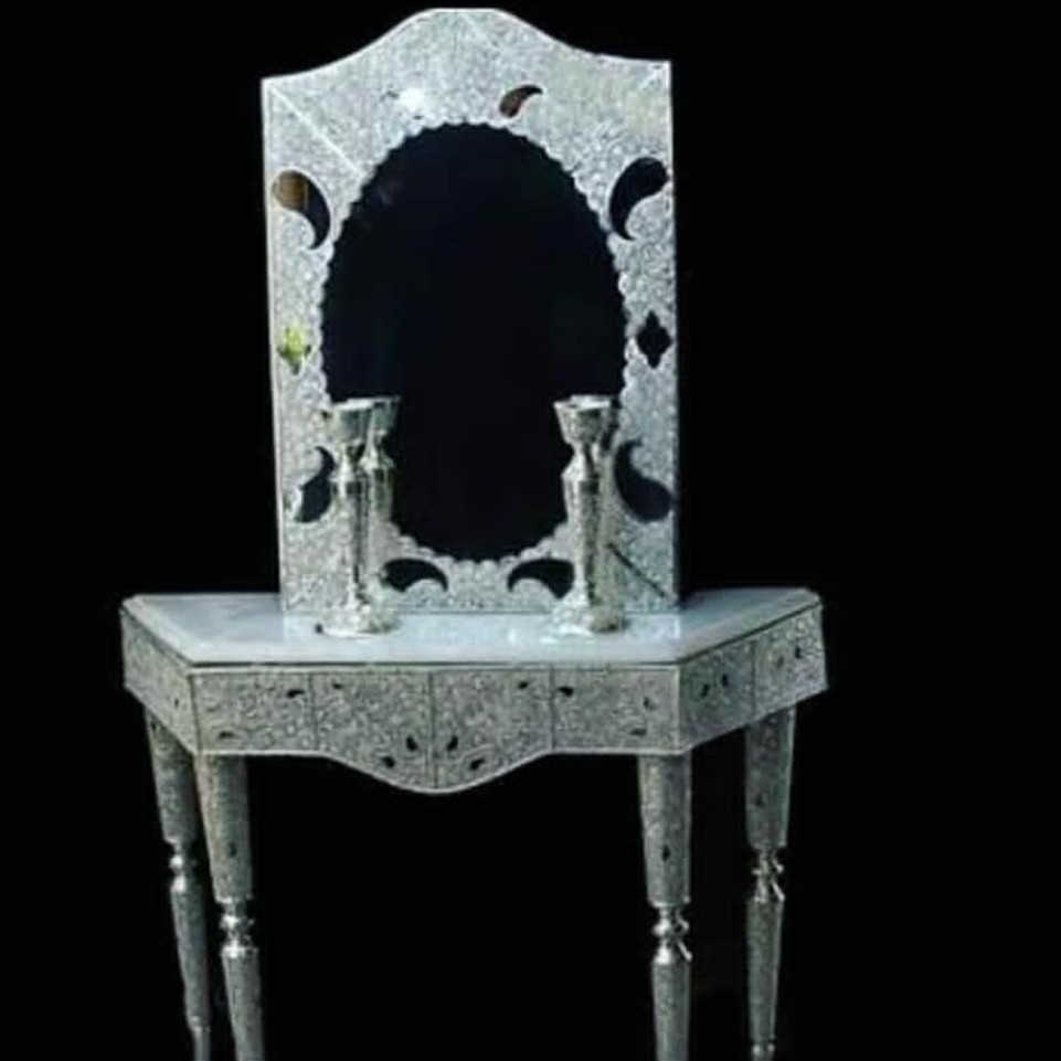 ایینه وشمعدان با طرحهای متنوع به جای شمعدانها از لاله هم میتونید استفاده کنید کنسولها هم متنوع هستن