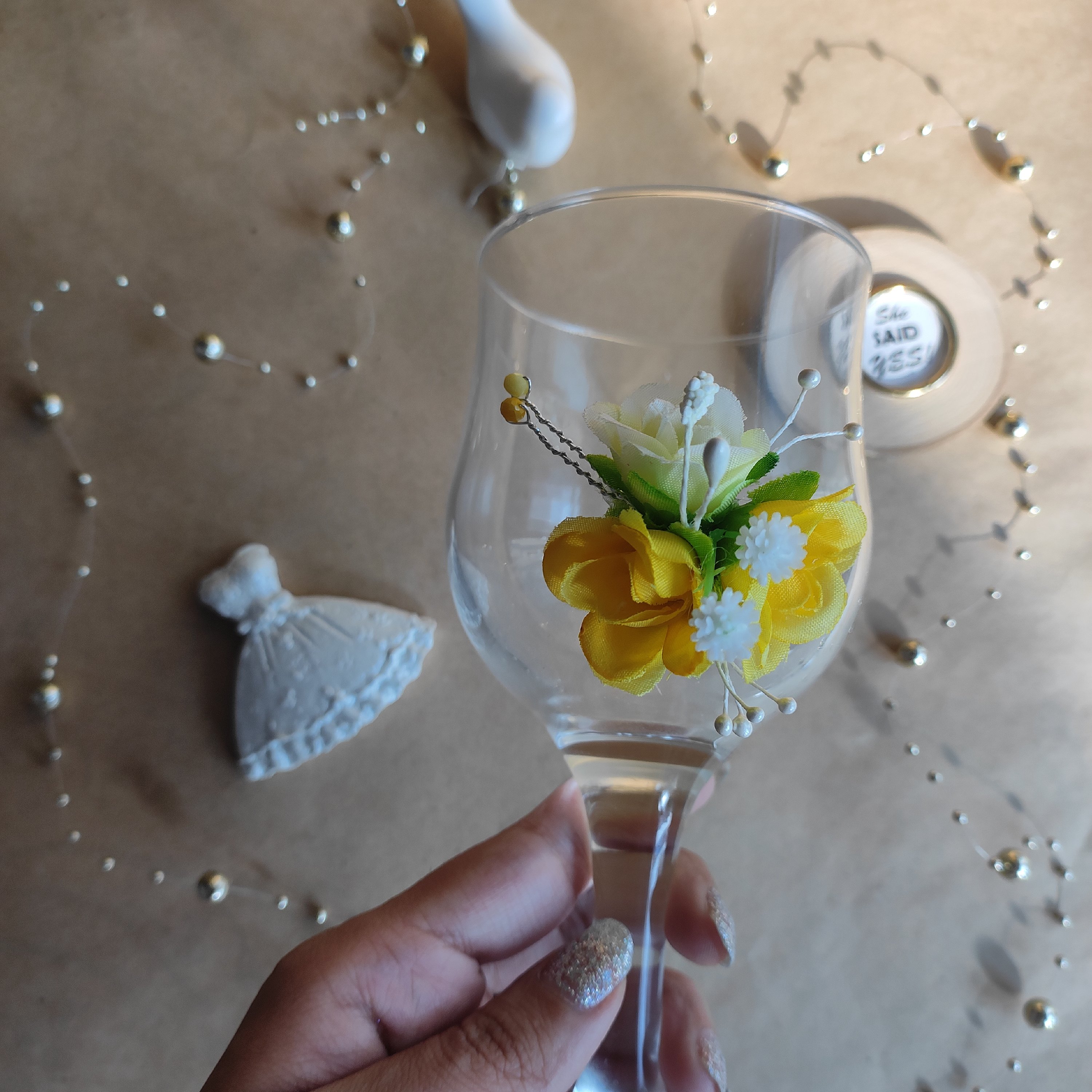 جام عسل سفره عقد و بله برون با گلهای رز مینیاتوری سفید و زرد با کیفیت و زیبا