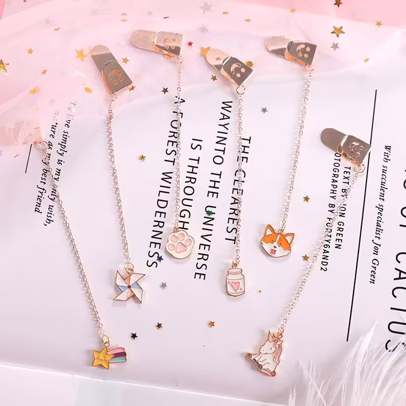 بوکمارک فلزی با زنجیر طلایی و آویز فانتزی کیوت