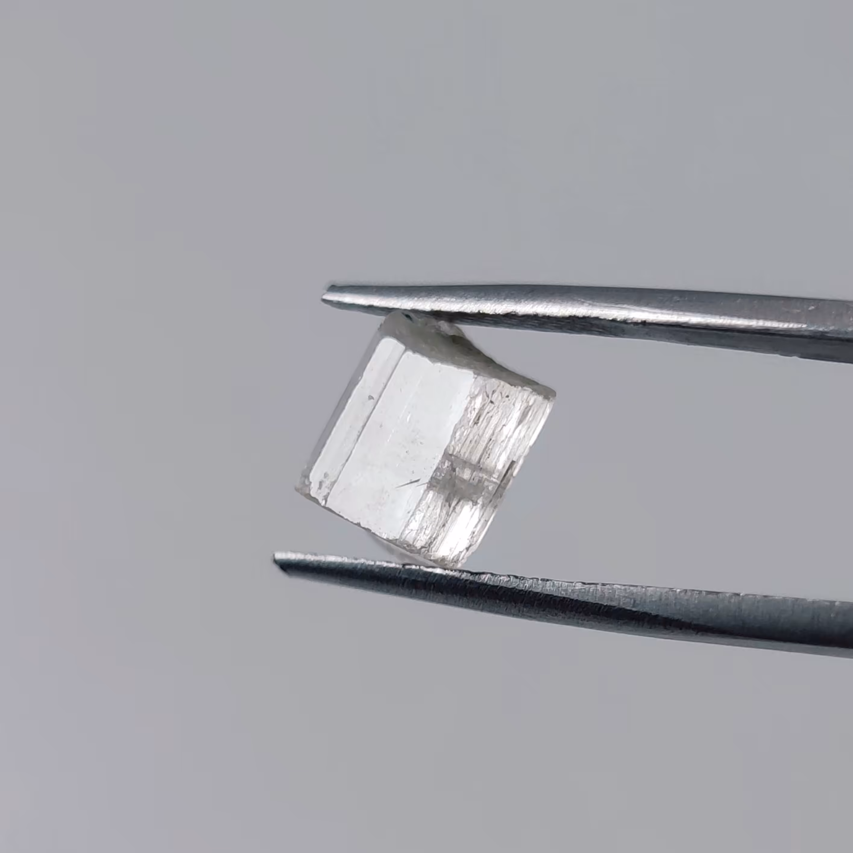 بلور کریستالی و شفاف کونزیت ( کنزایت ) معدنی