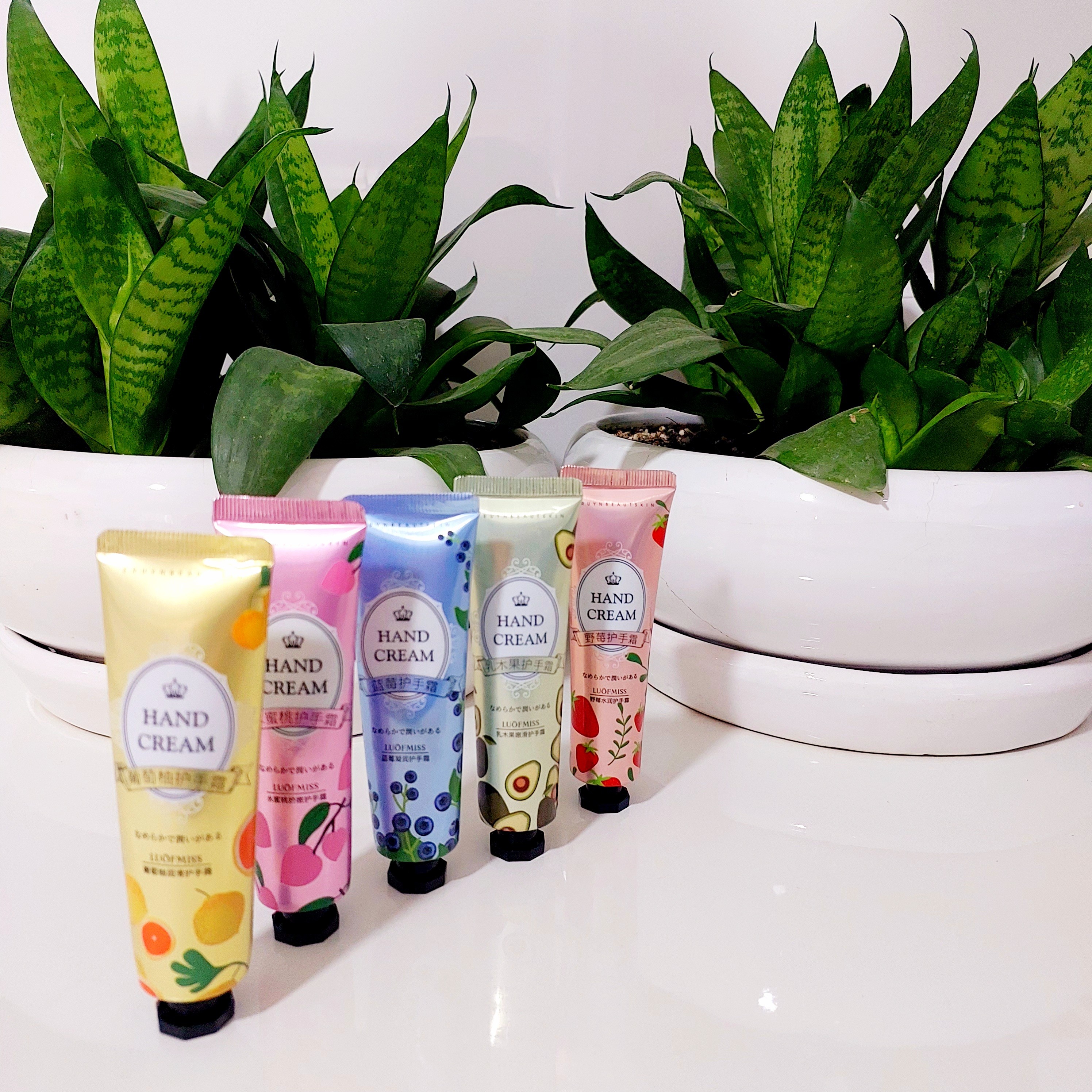 کرم مرطوب کننده و آبرسان قوی پوست دست با رایحه های میوه ای 30 گرم لطفا قبل از سفارش موجودی بگیرید 