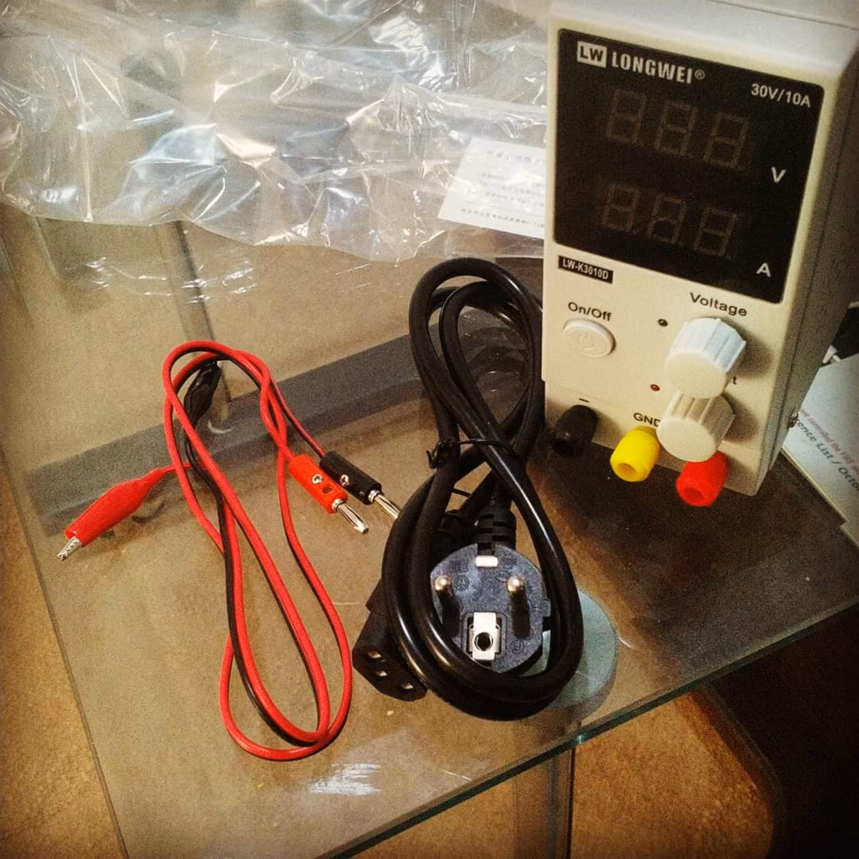 منبع تغذیه متغیر 30 ولت 10 آمپری 