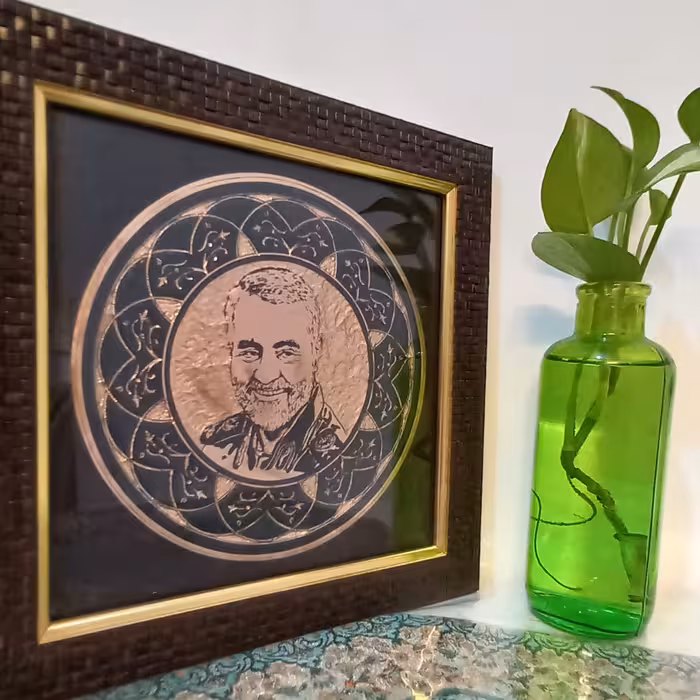 تابلو مسی طرح سردار شهید حاج قاسم سلیمانی سایز 20 در 20 