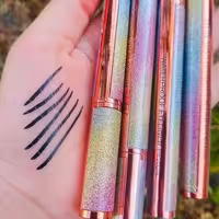 خط چشم ماژیکی معروف ب رنگین کمانی