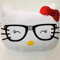 بالش فانتزی عروسکی کیتی سفید پاپیون قرمز -عینک مشکی