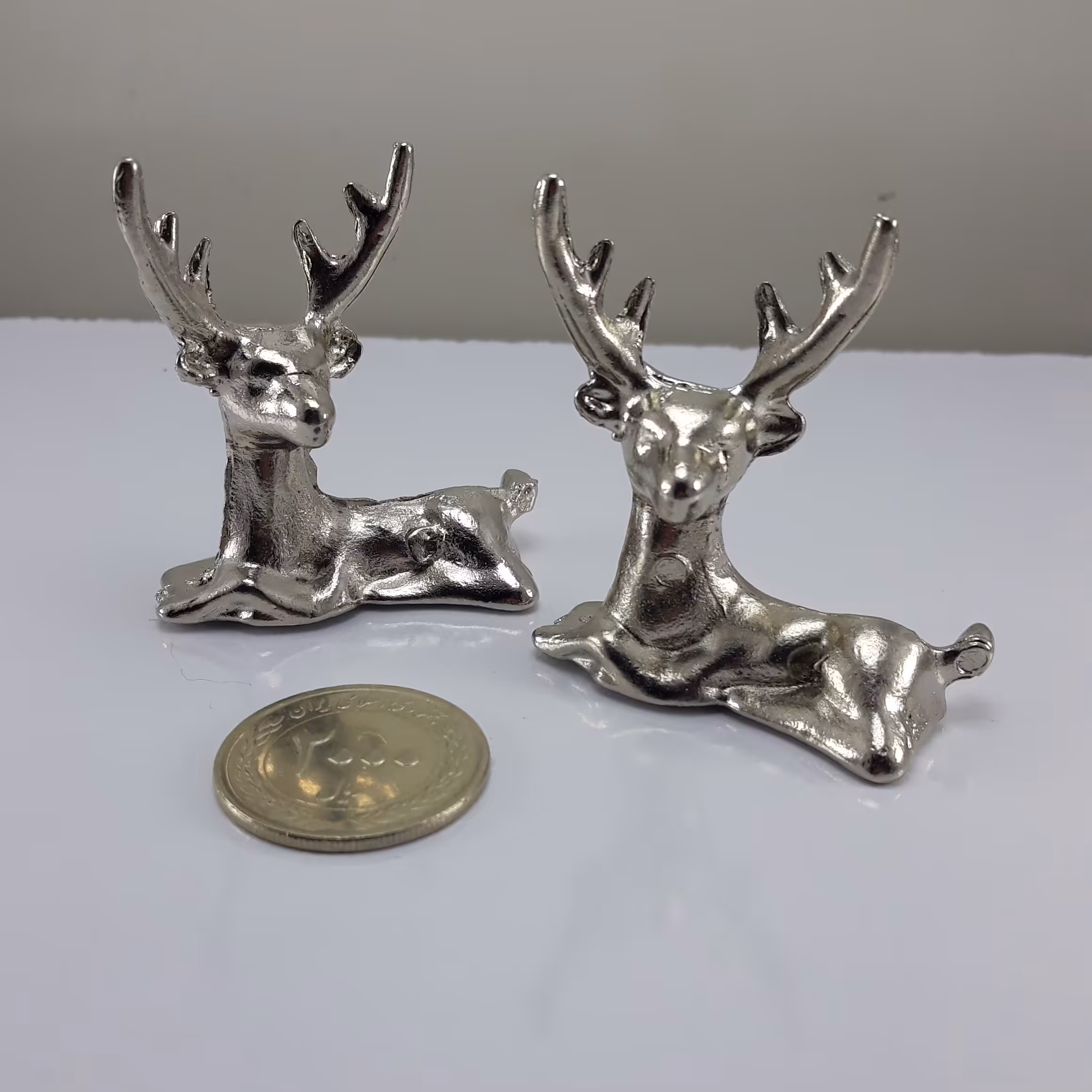 یک جفت مجسمه فلزی گوزن نشسته 