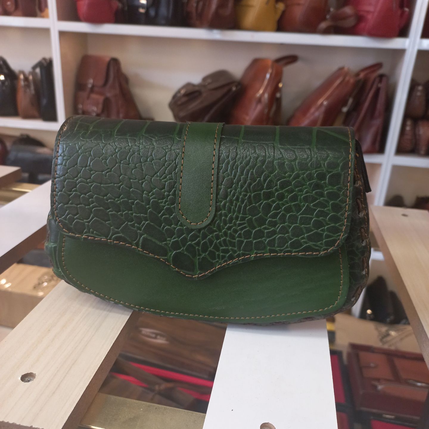 کیف چرم طبیعی گاوی مدل درب پروانه ای با تخفیف ویژه به مناسبت ماه مبارک رمضان