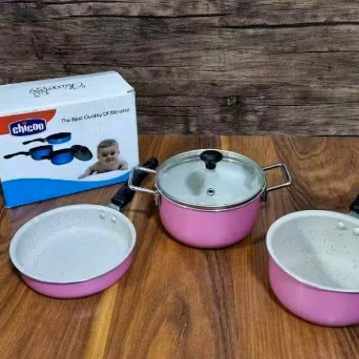  قابلمه  وغذای کودک ونوزادی برند چیکو چهار تیکه  نچسب  داری قابلمه قطر 14  ماهیتابه وشیر جوش رنگ موجود صورتی وطوسی 