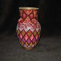 کوزه سفالی.رنگ قرمز.طرح نقطه کوبی.ارتفاع 12سانت.کاردست.قابل شستوشو