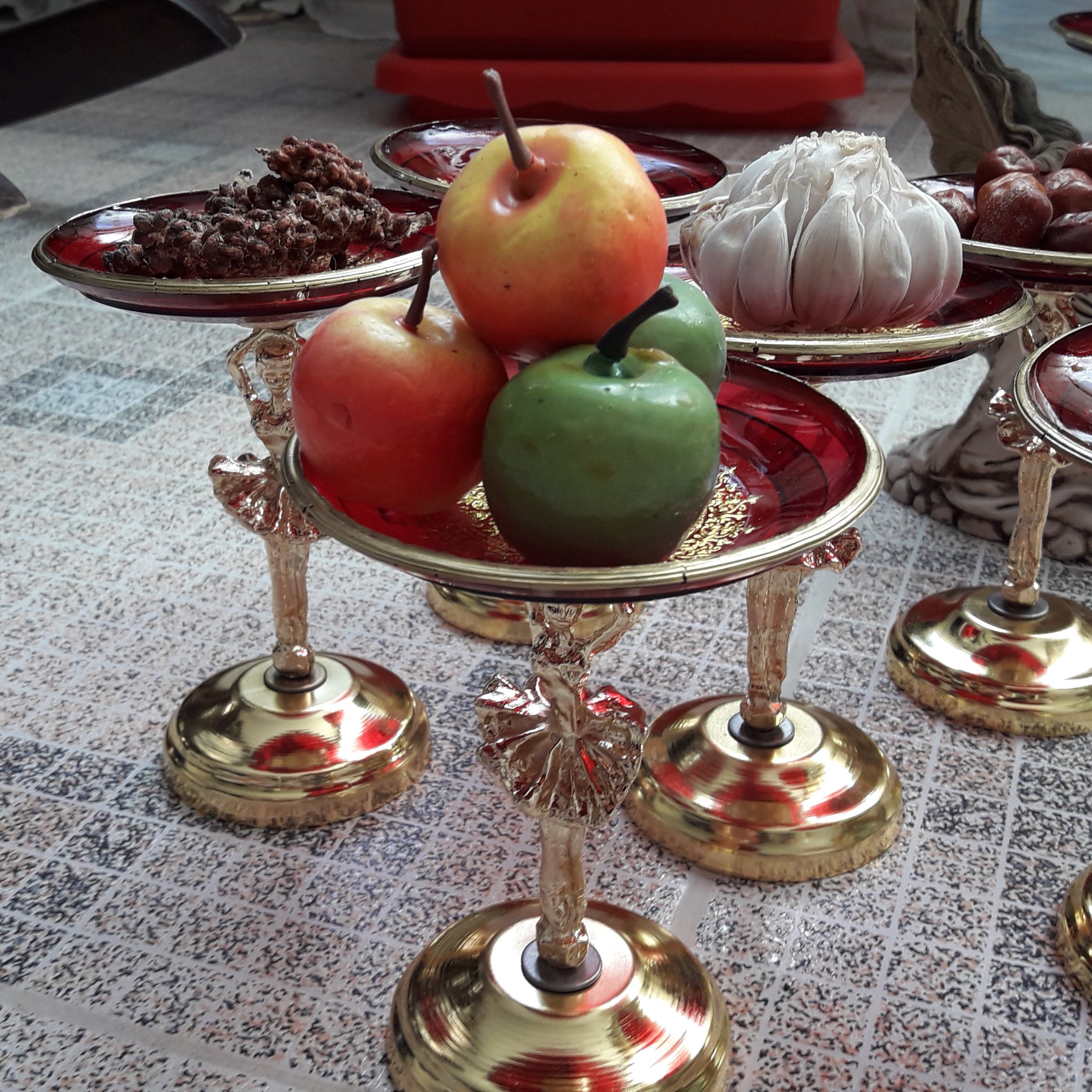 هفت سین رزینی همراه با آیینه و یک جفت شمعدان و یک ظرف سبزه