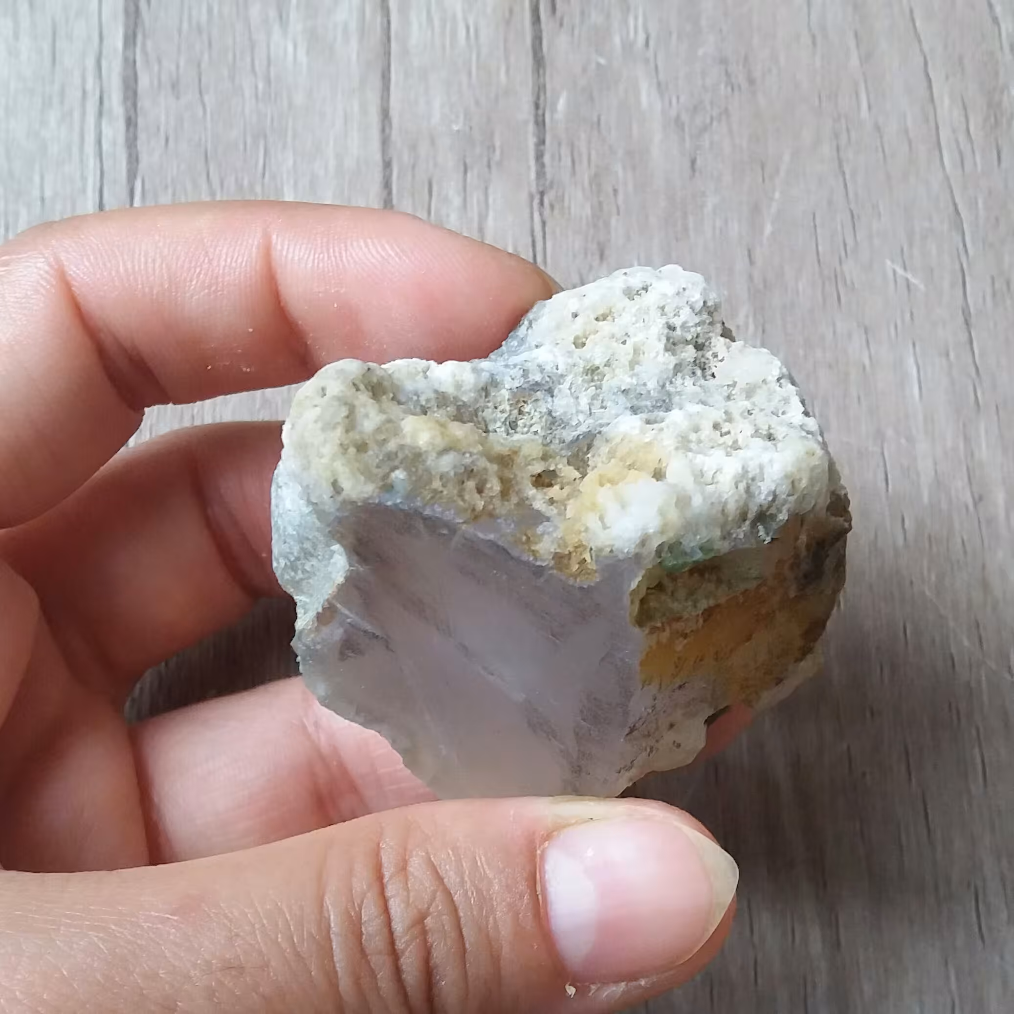 یک تکه سنگ عقیق شفاف و آبدار  با رنگ طبیعی معدنی و اصل 3.5 سانت