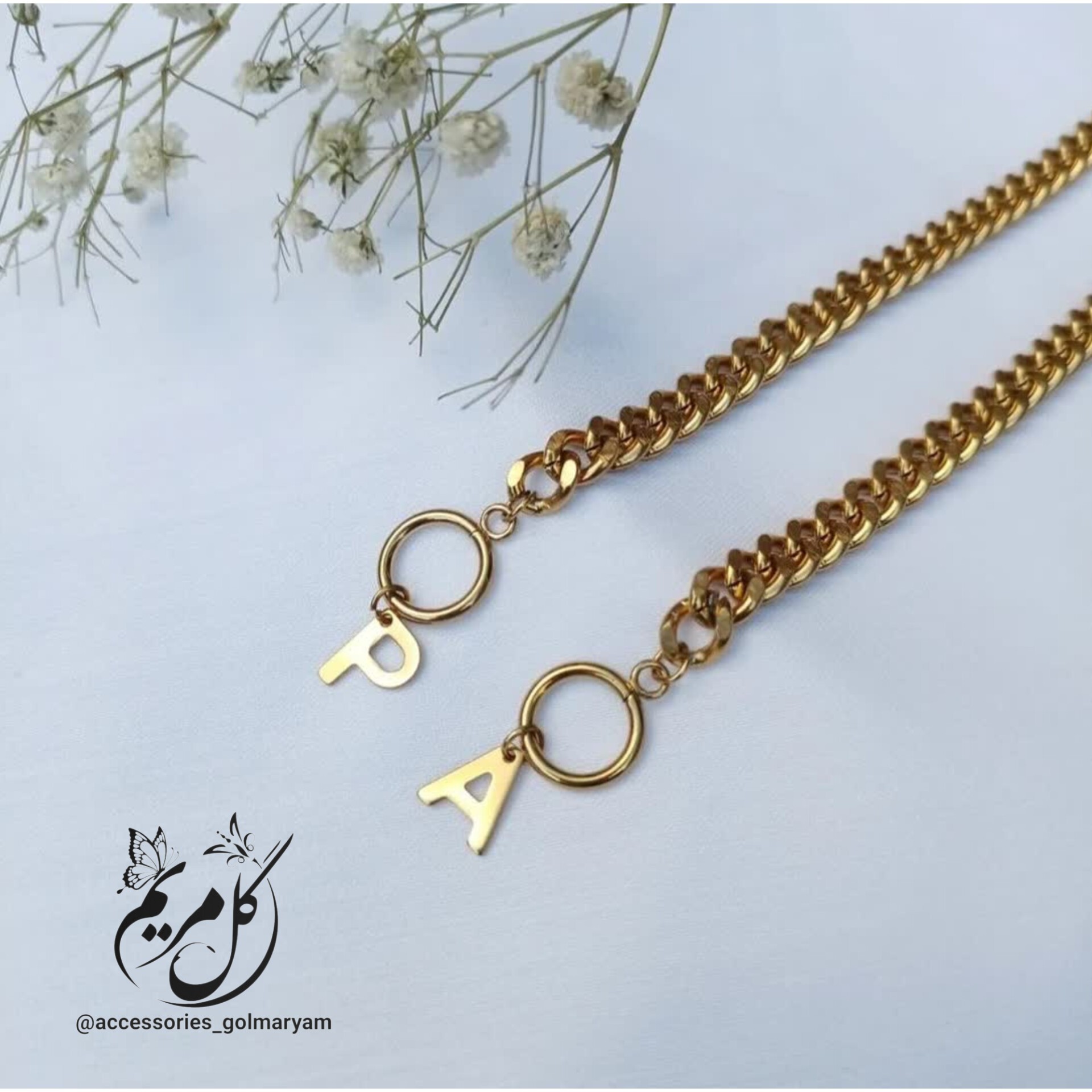 دستبند کارتیر تراش با قفل تی و آویز حروف استیل رنگ ثابت رنگ طلایی