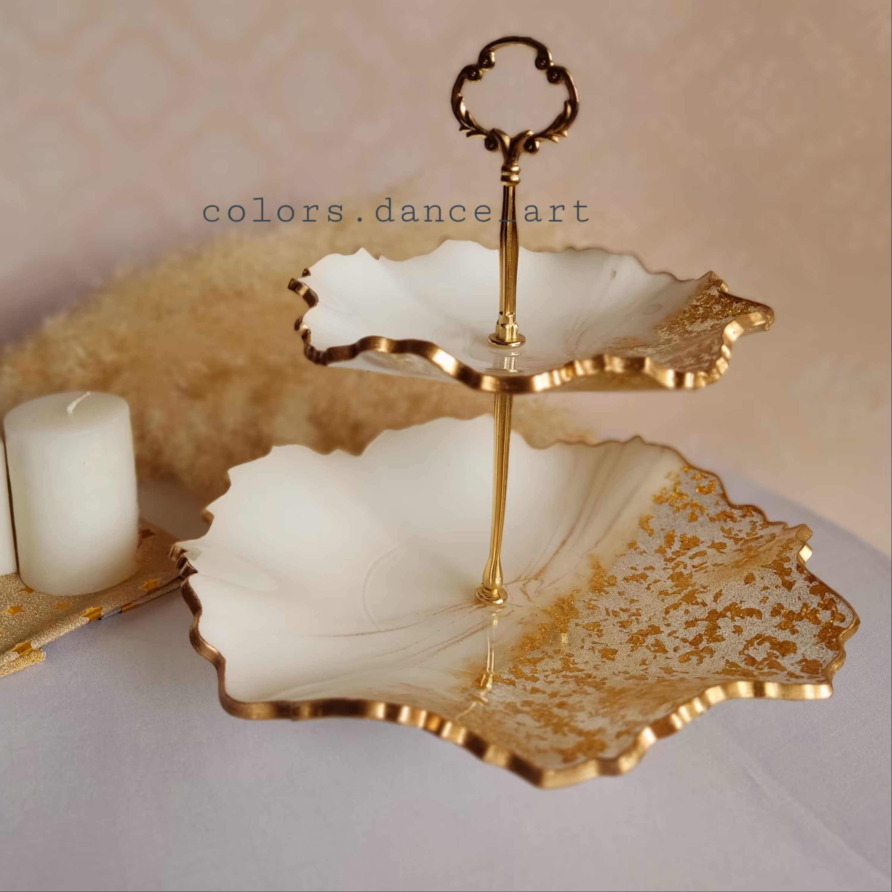 شیرینی خوری لوکس و مدرن دو طبقه تمام رزین دستساز کار شده با ورق طلا