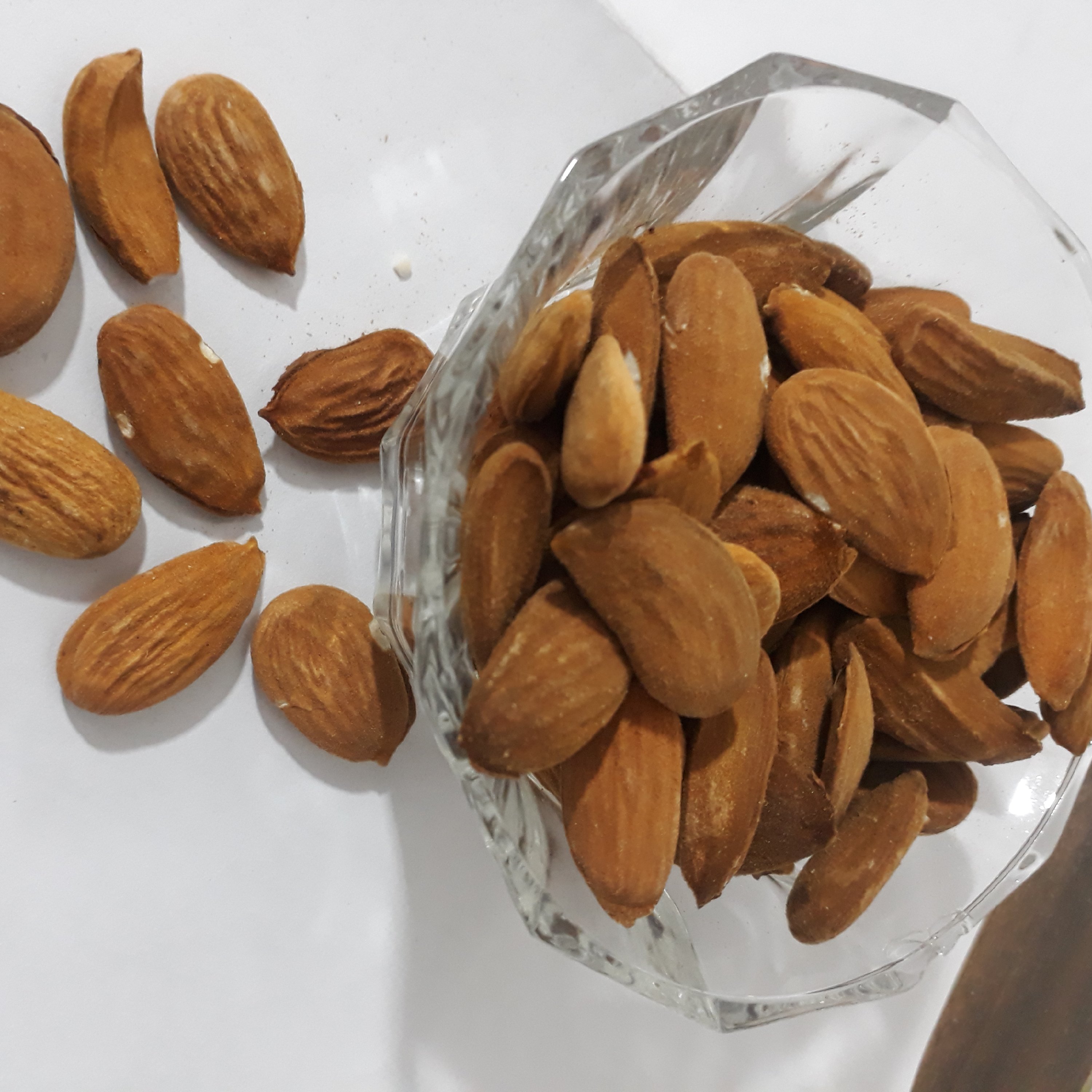 مغز بادام شیرین خام  و تازه (500گرم)