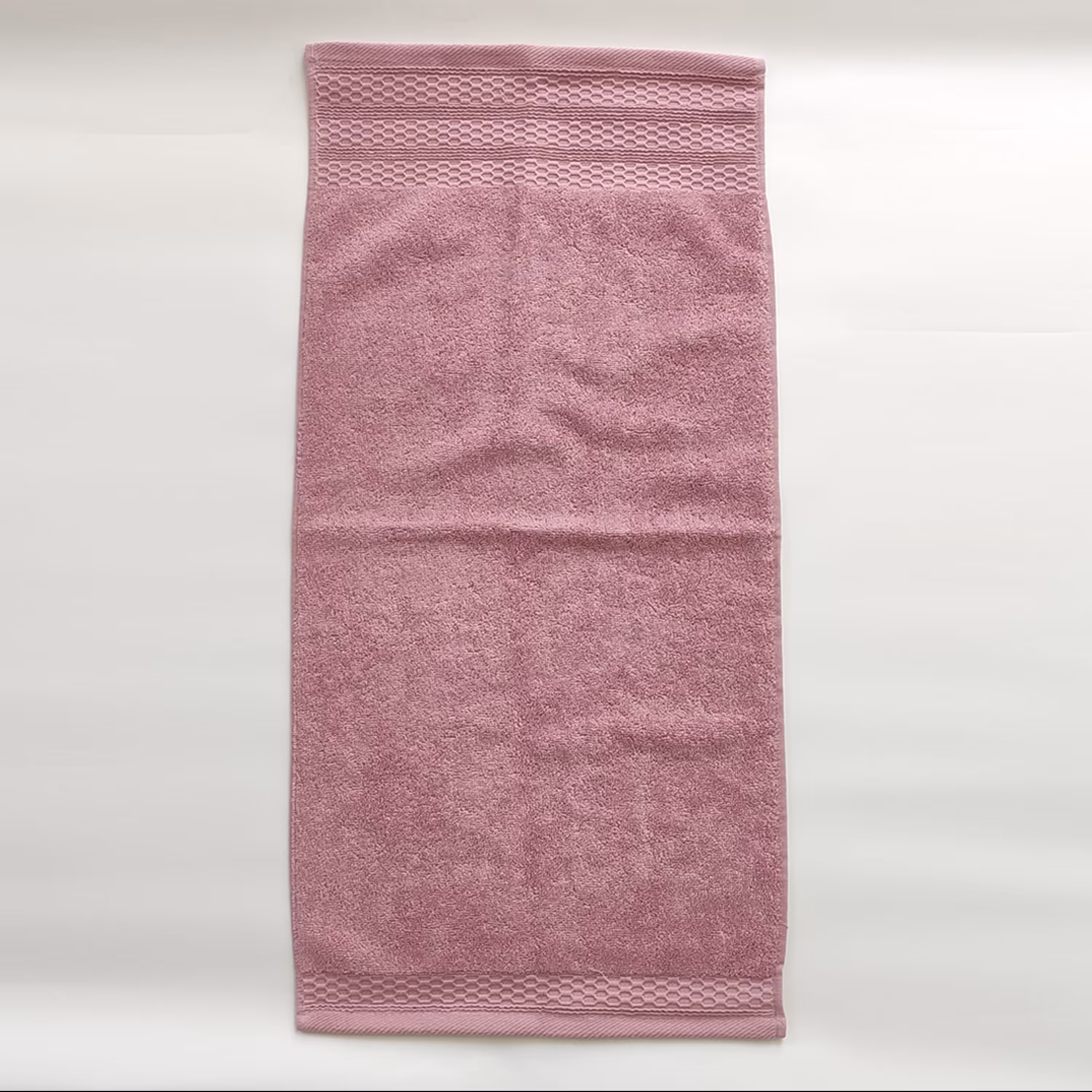 حوله دستی طرح کندو رنگ صورتی چرک 