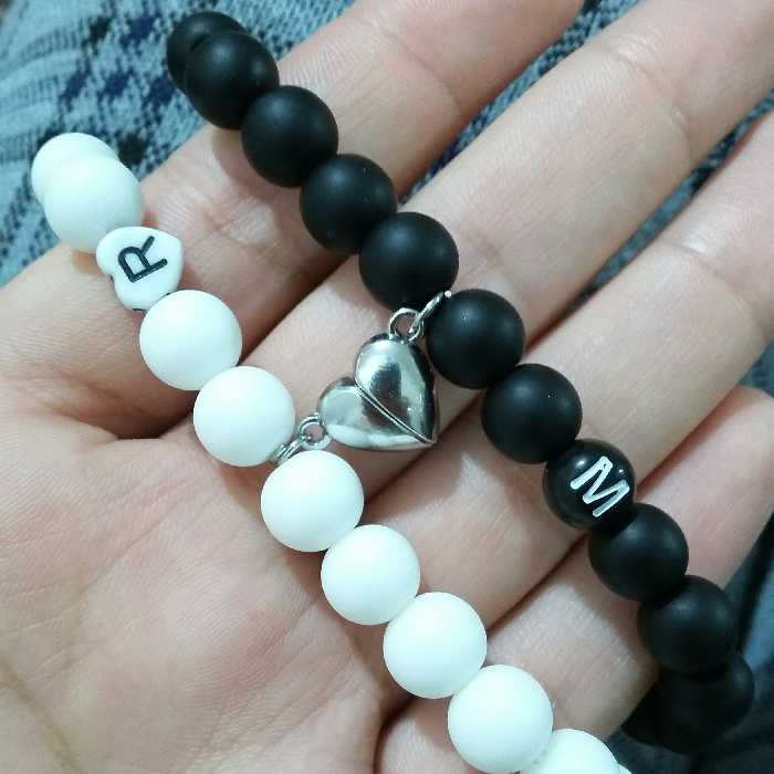 دستبند ست مگنتی ست دستبند دوستی طرح قلب با حروف اسم دلخواه و سنگ اونیکس 