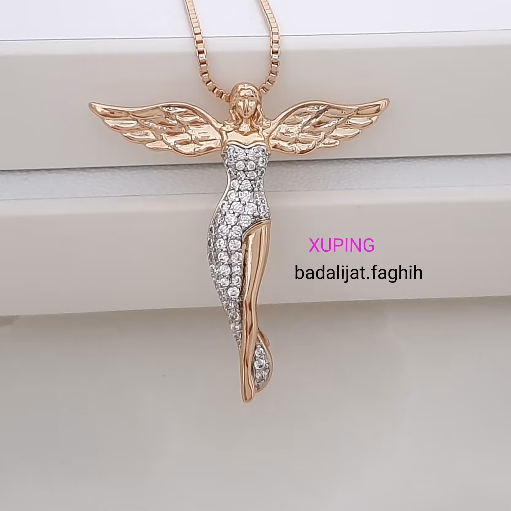 پلاک ژوپینگ فوق العاده شیک با زنجیر و کار شده با نگین های اتمی درخشان  ورق بزنید و توضیحات رو بخونید 