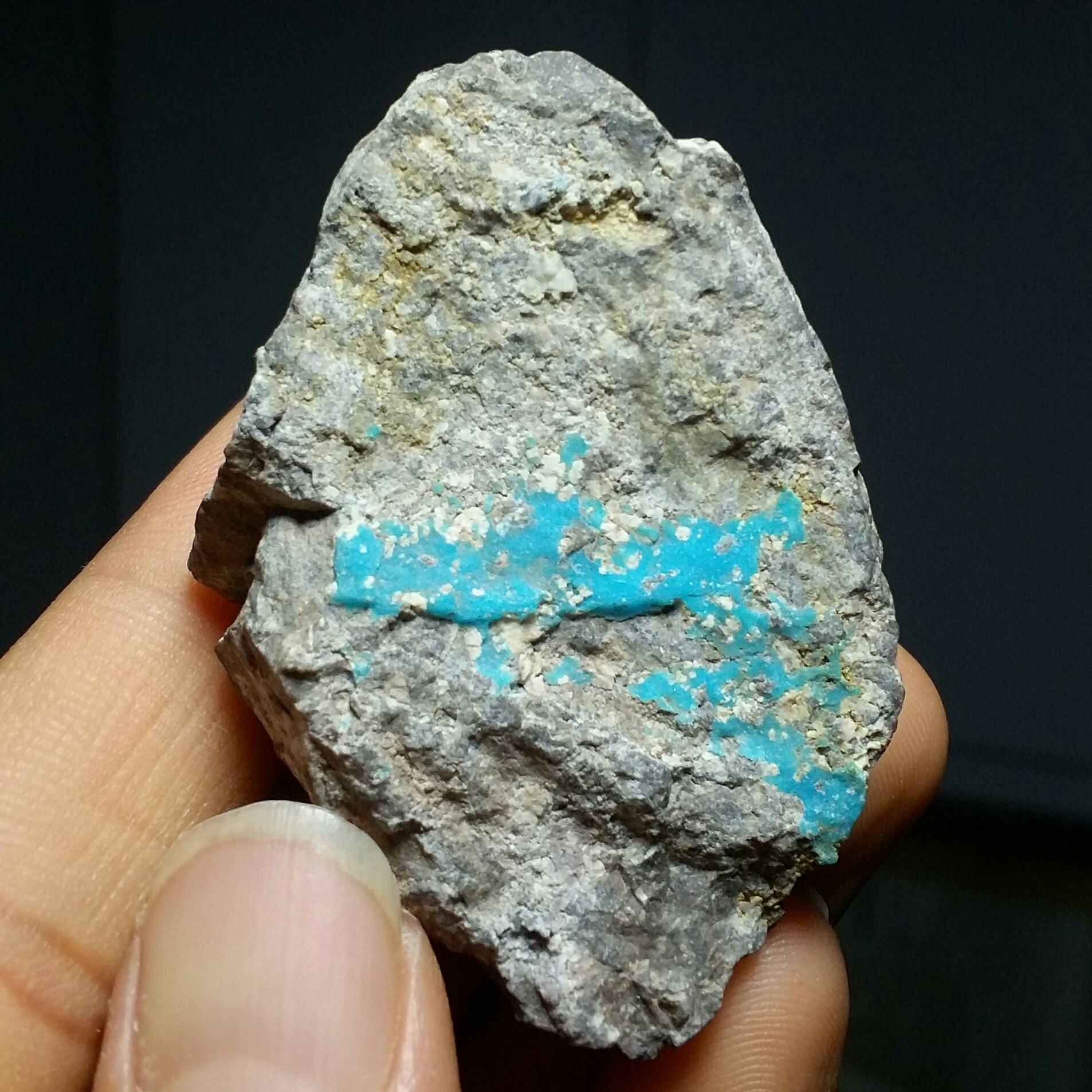 سنگ راف حبه فیروزه اصل نیشابور بسیار خوش رنگ صد در صد طبیعی کد 11809