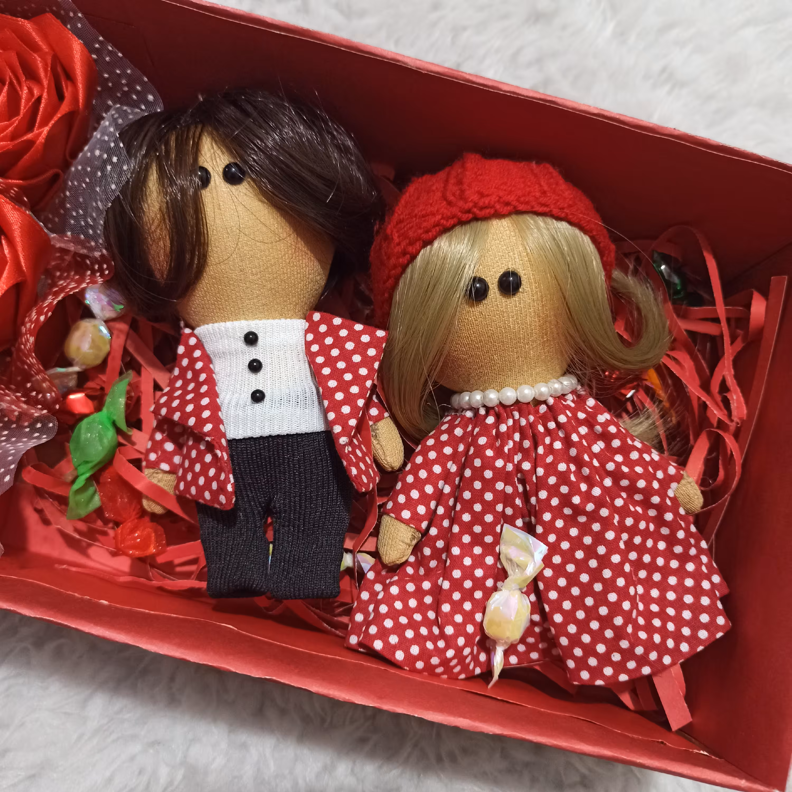 باکس کادویی ولنتاین دخترانه رنگ قرمز  شامل عروسک دختر و پسر و گل و  آبنبات هولوگرامی