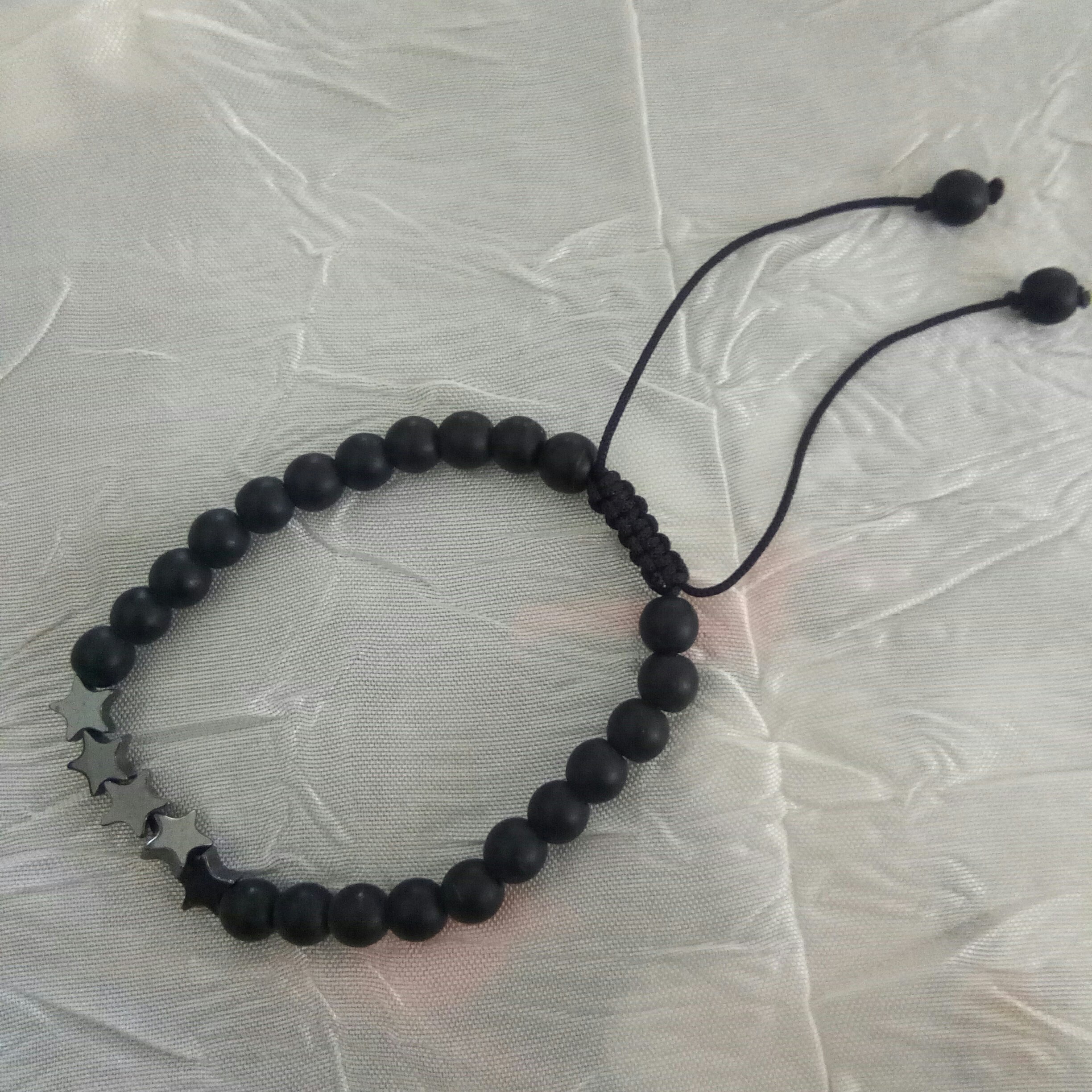 دستبند مهره ای اونیکس با حدید های ستاره‌ای 