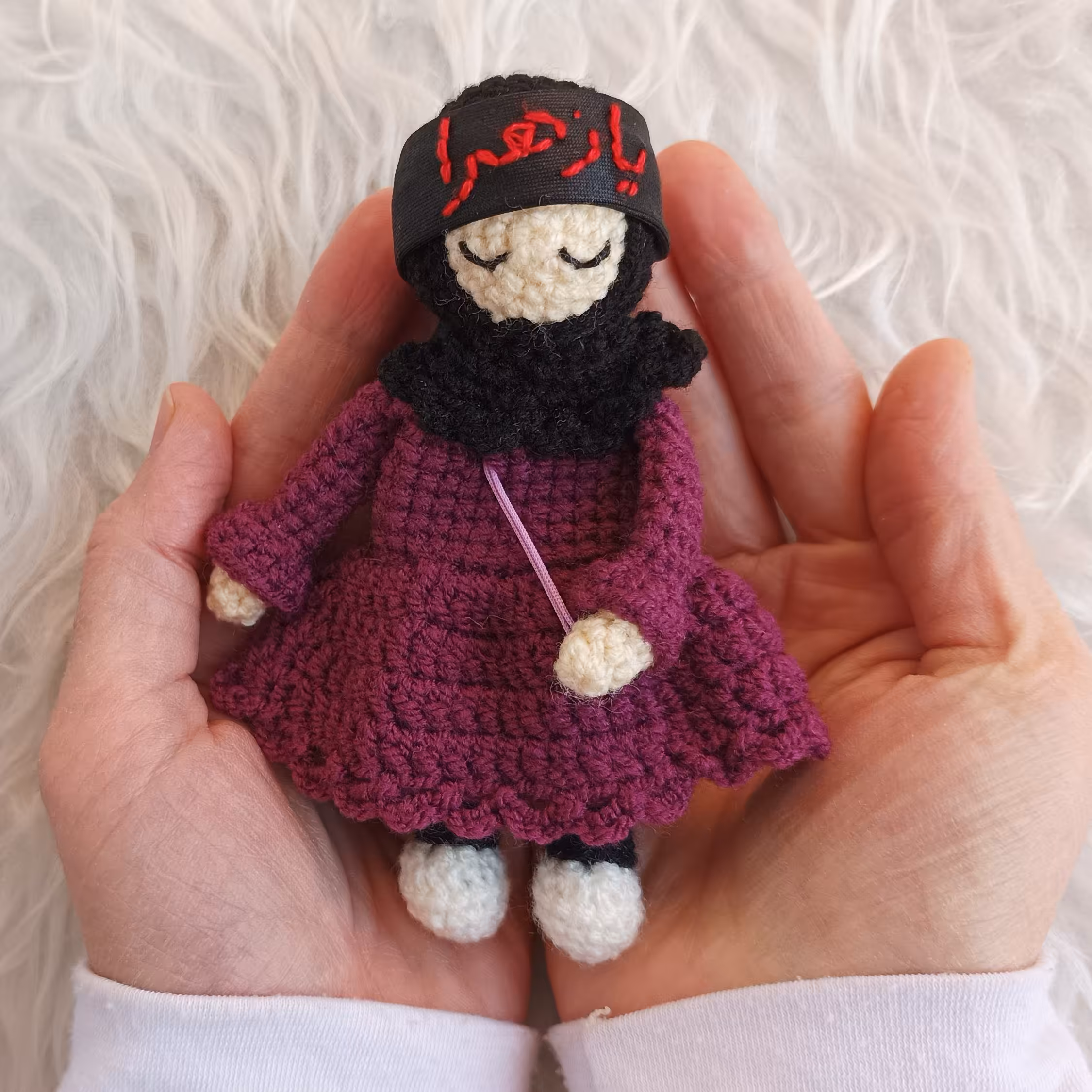 عروسک سینه زن دخترانه مهدیه، طراحی منگوله عروسک مذهبی با کاموا ایرانی