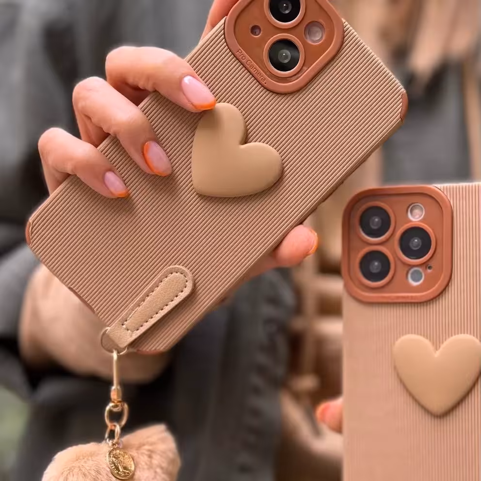 قاب قلبی پام پام کبریتی قهوه ای با آویز پشمالو آیفون