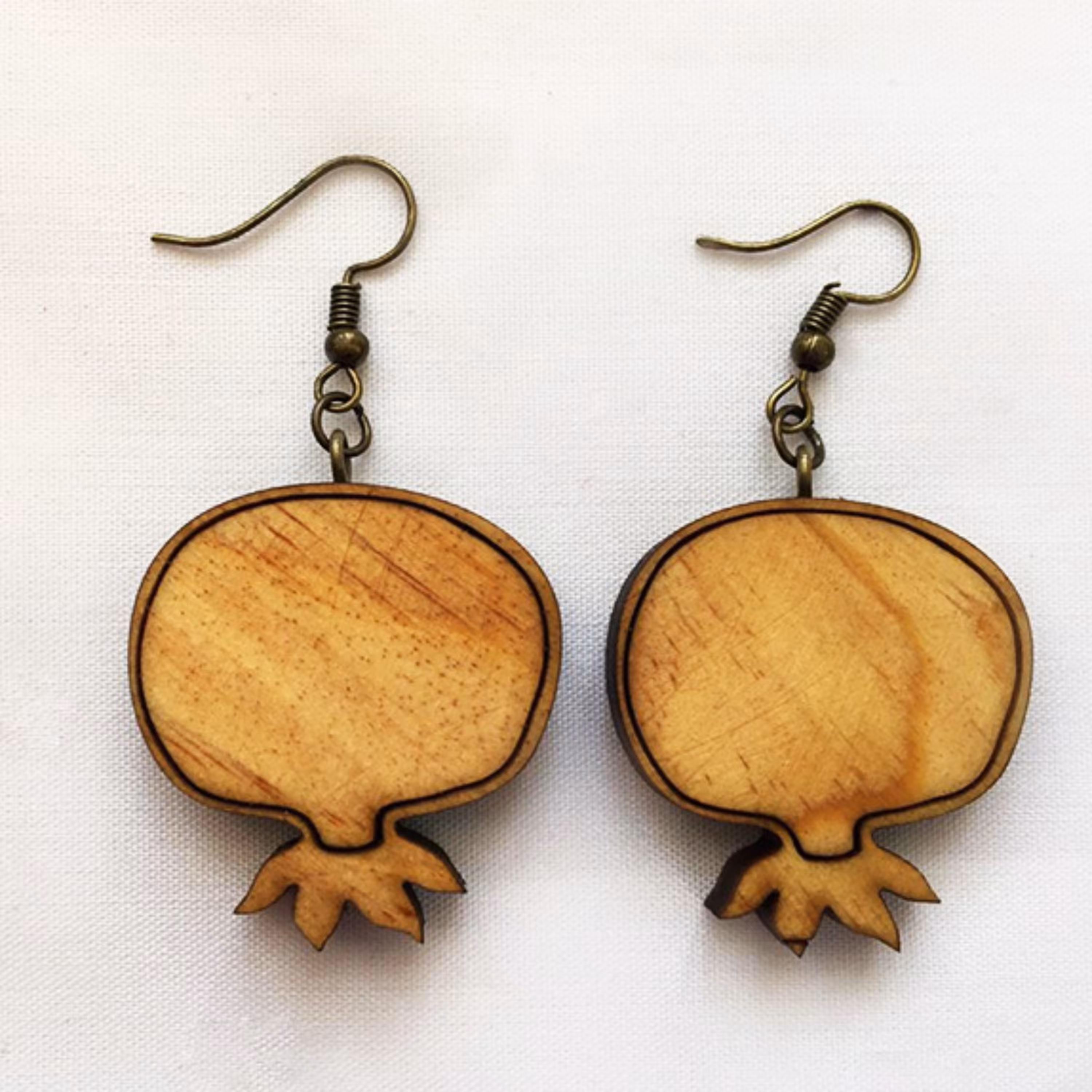 گوشواره چوبی مدل انار رنگ چوب ابعاد 3در 3 سانتی متر