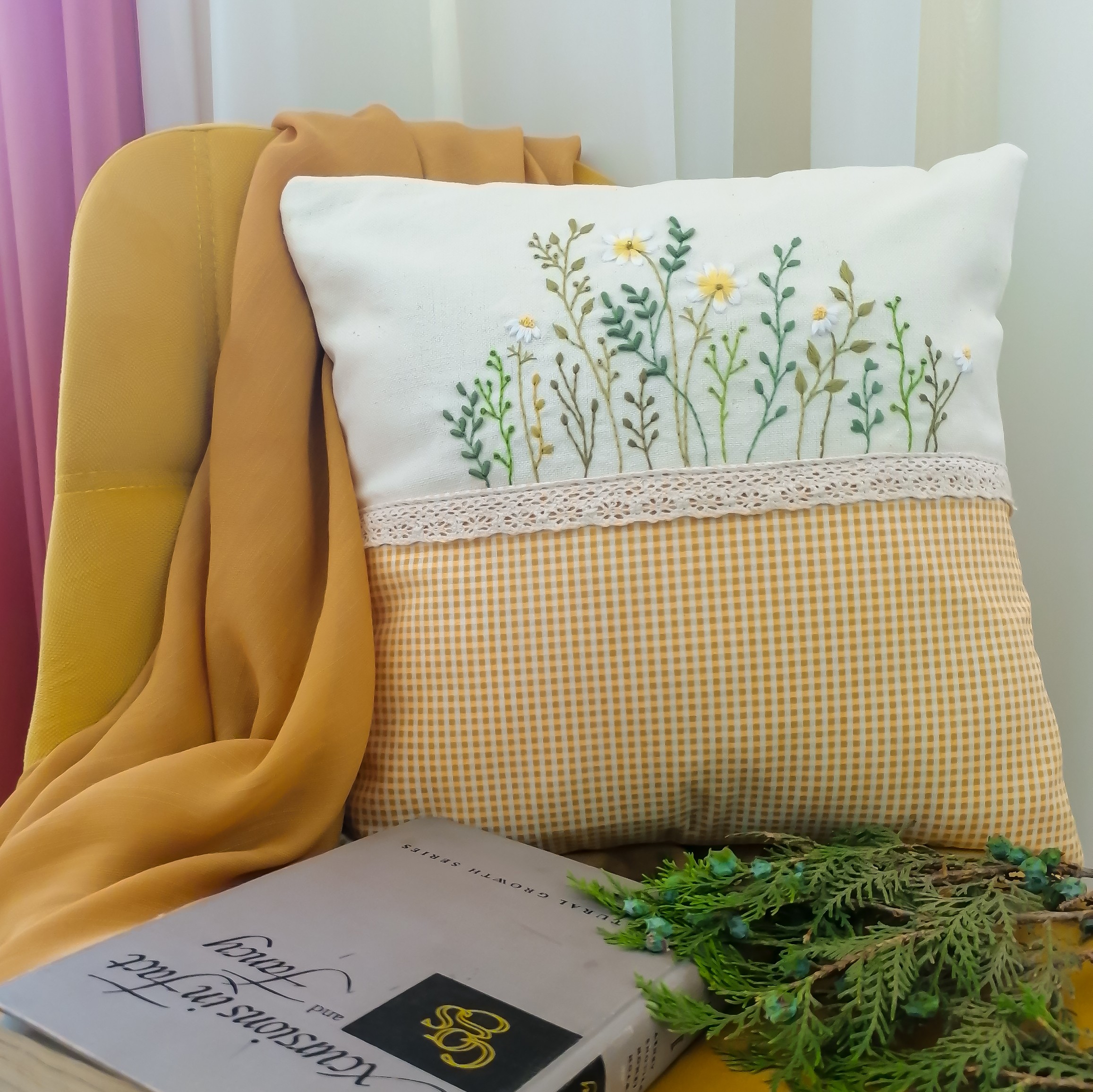 کاور کوسن گلدوزی شده با دست طرح گل های وحشی