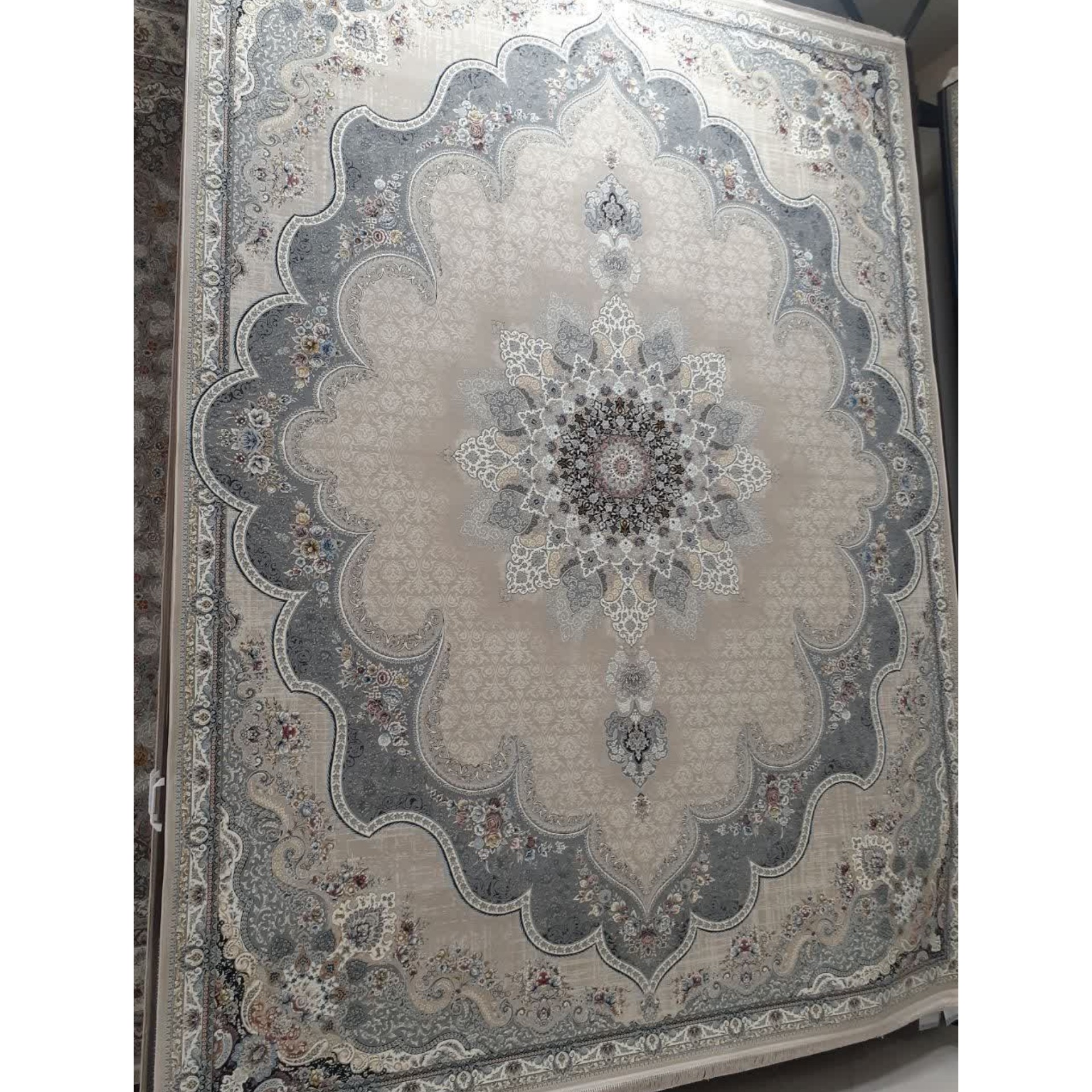 فرش ماشینی 1500 شانه گل برجسته اصل تراکم 4500 طرح بهدیس زمینه صدفی 12 متری جنس اکرولیک