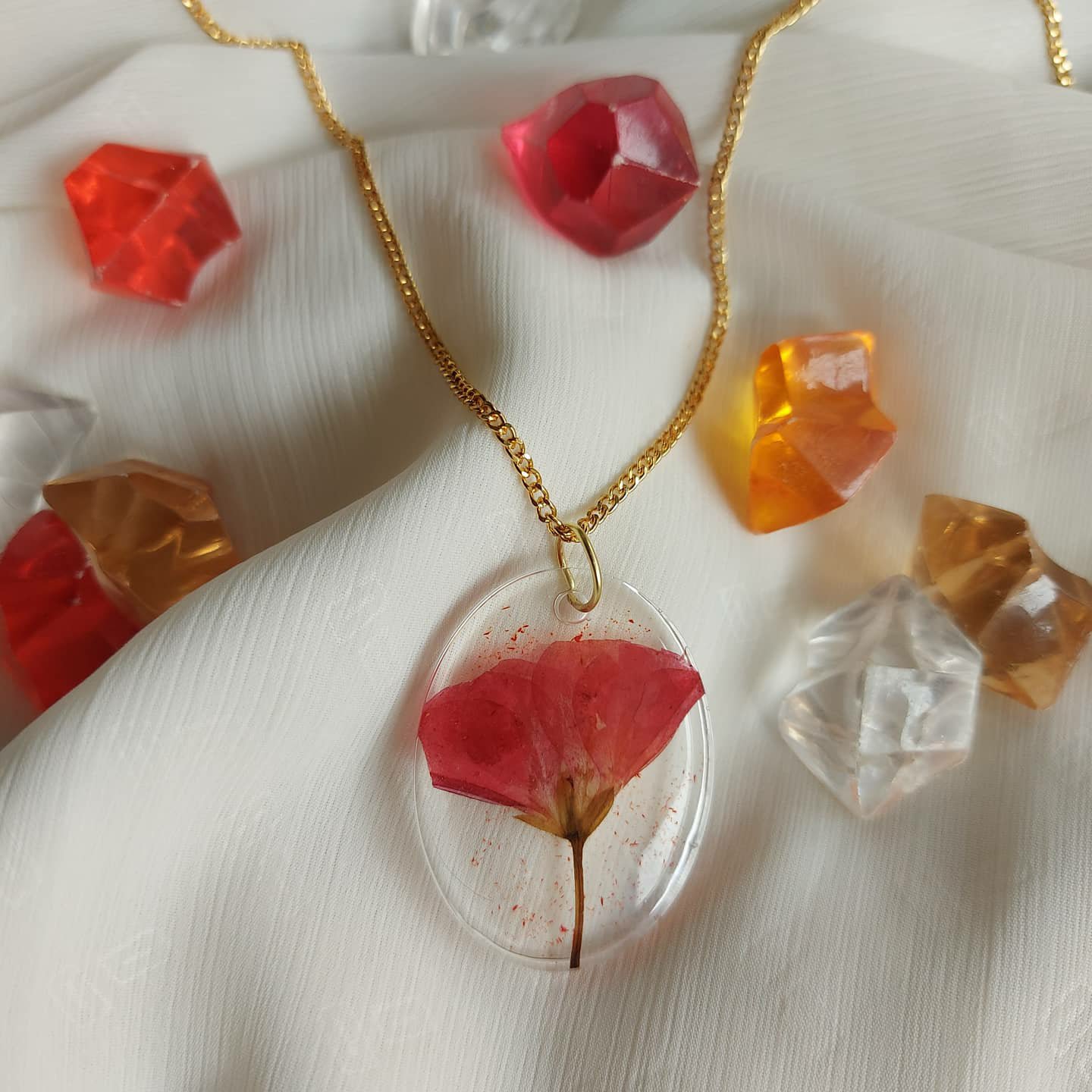 گردنبند رزینی رنگ ثابت با گل سرخ طبیعی بسیار شیک