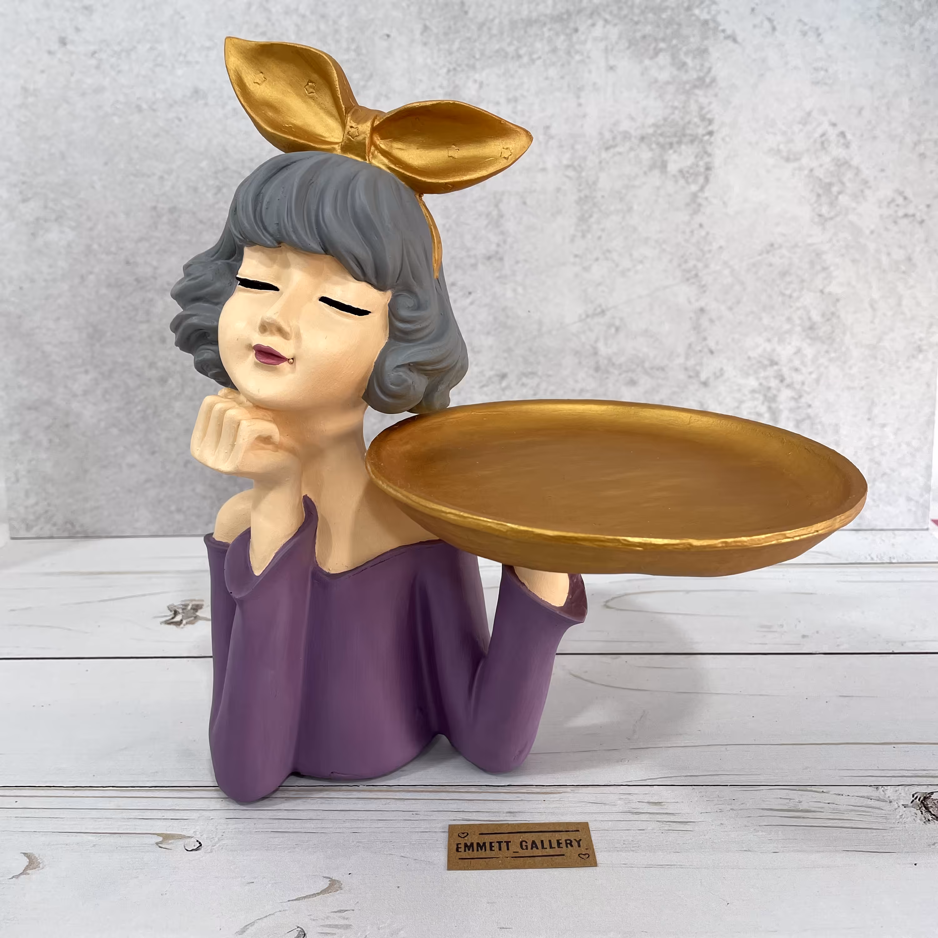 مجسمه دختر میزبان