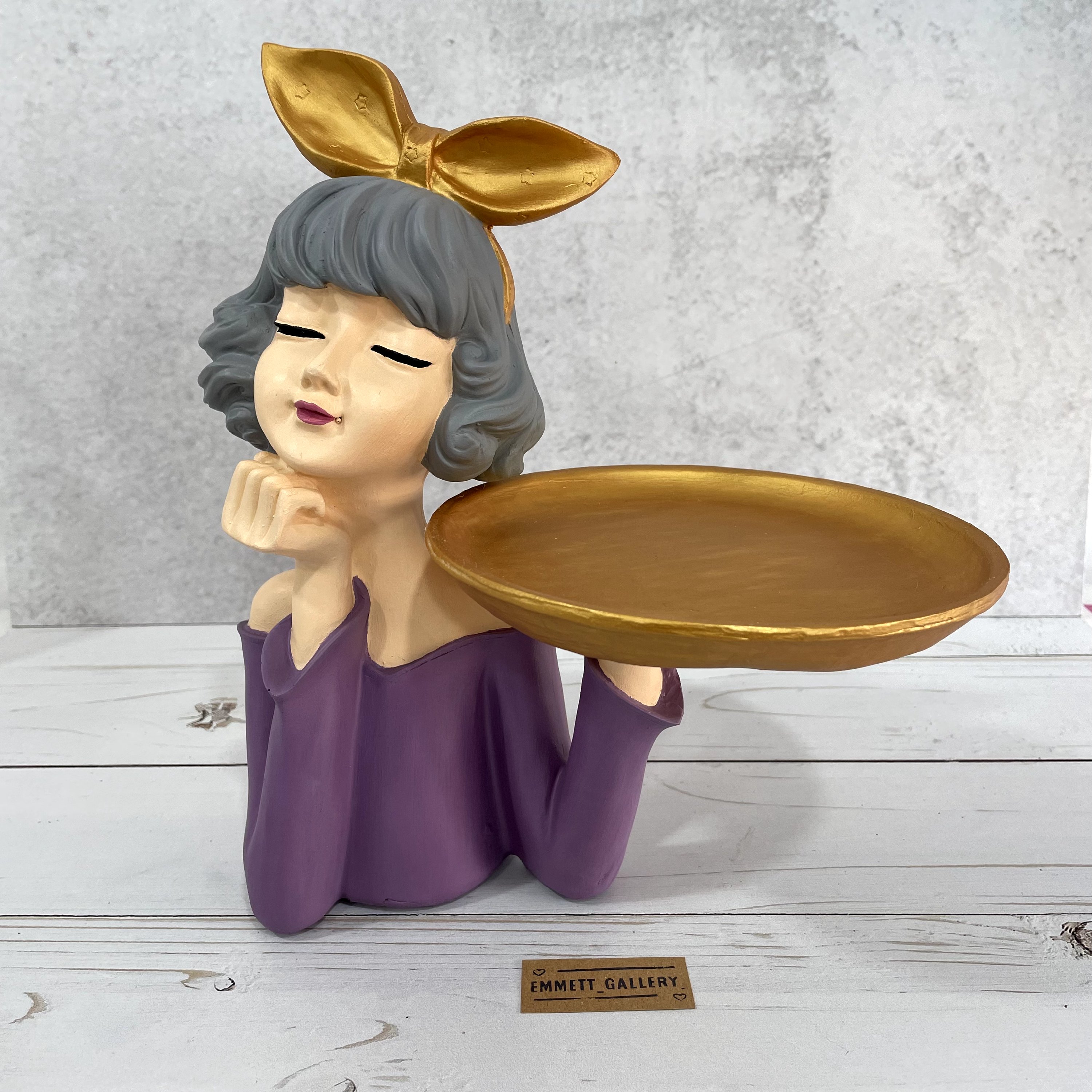 مجسمه دختر میزبان