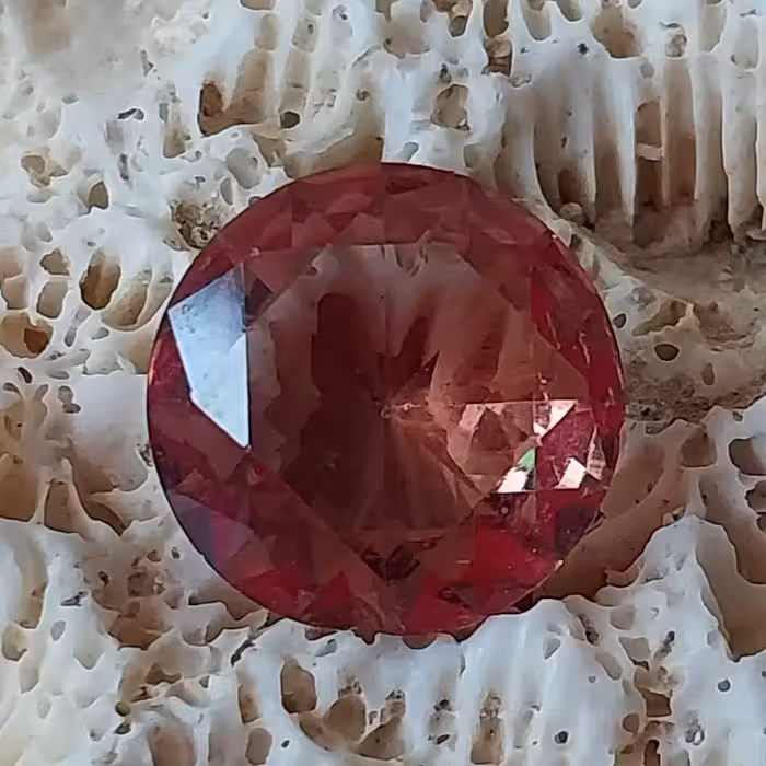 نگین الکساندریت جواهری کمی لب پرشده 