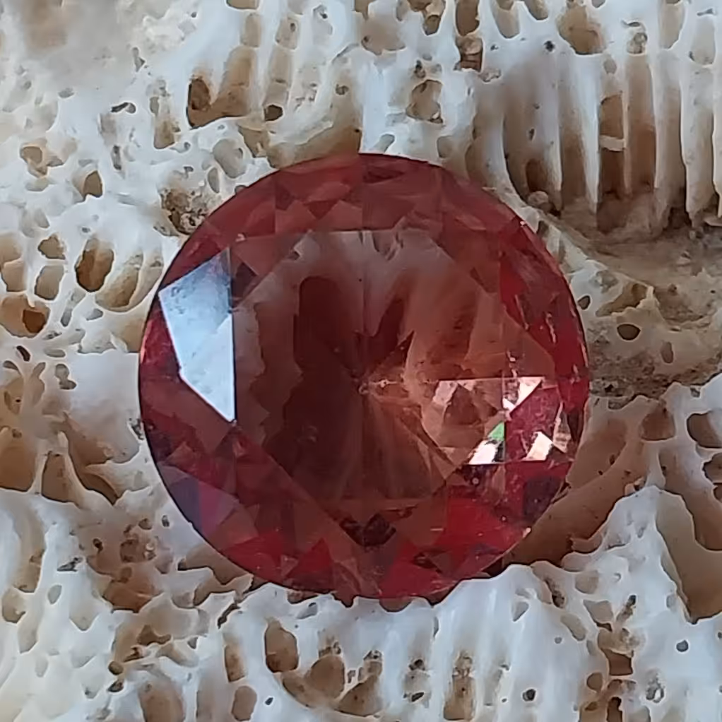 نگین الکساندریت جواهری کمی لب پرشده 