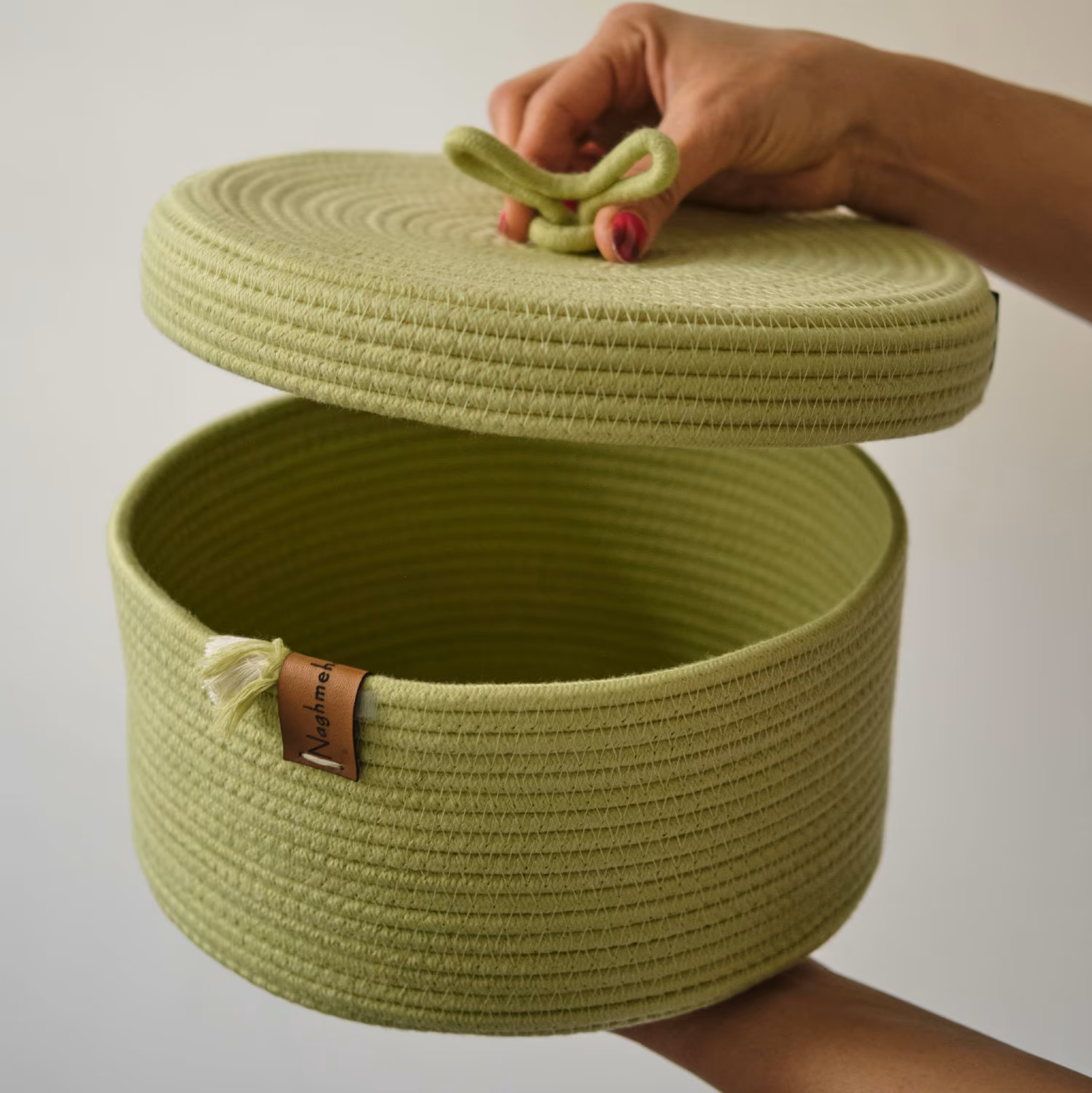 سبد گرد در دار   سبز پسته ای  با وزن 700 گرم و ابعاد 24 در 12