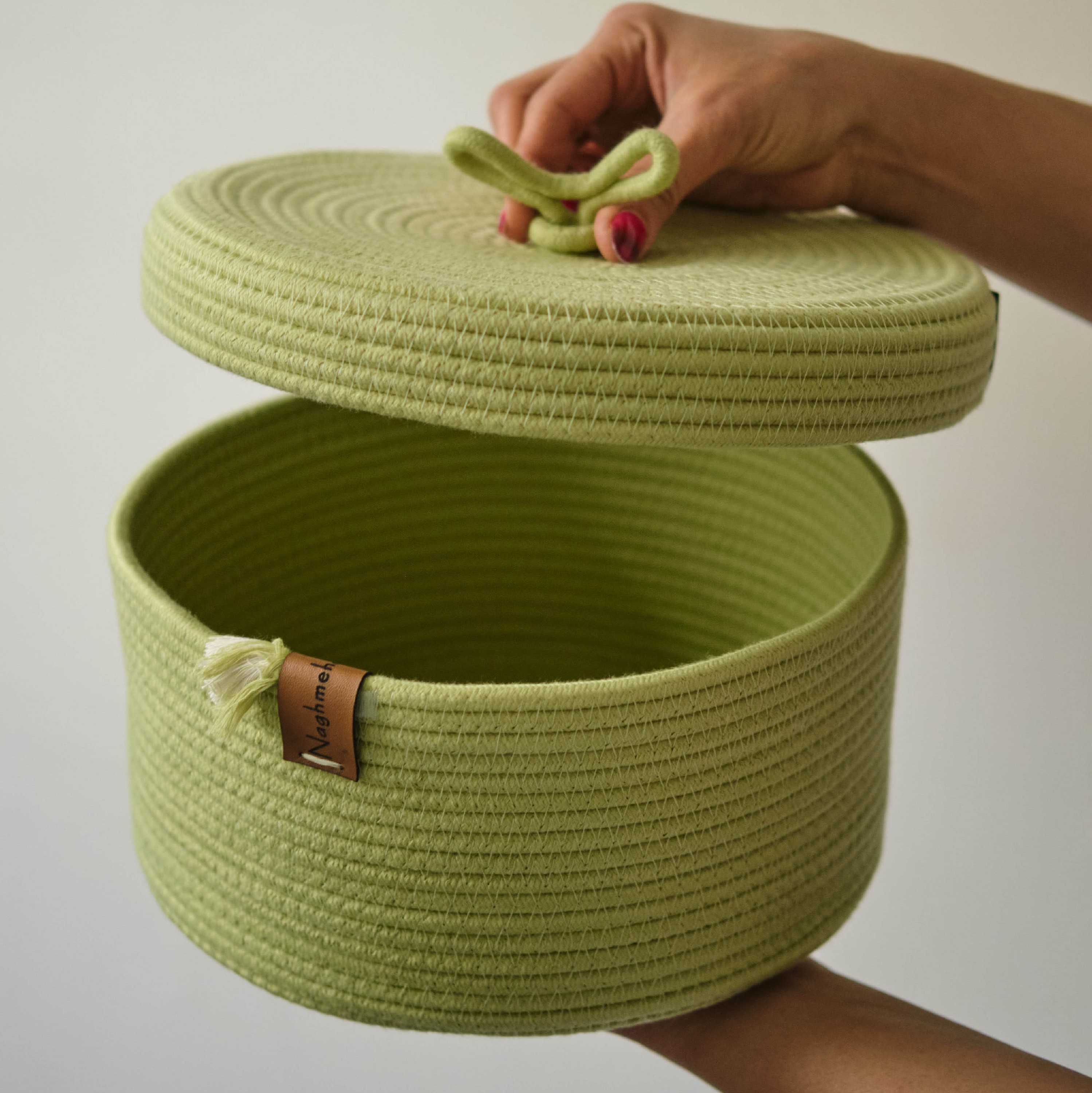 سبد گرد در دار   سبز پسته ای  با وزن 700 گرم و ابعاد 24 در 12