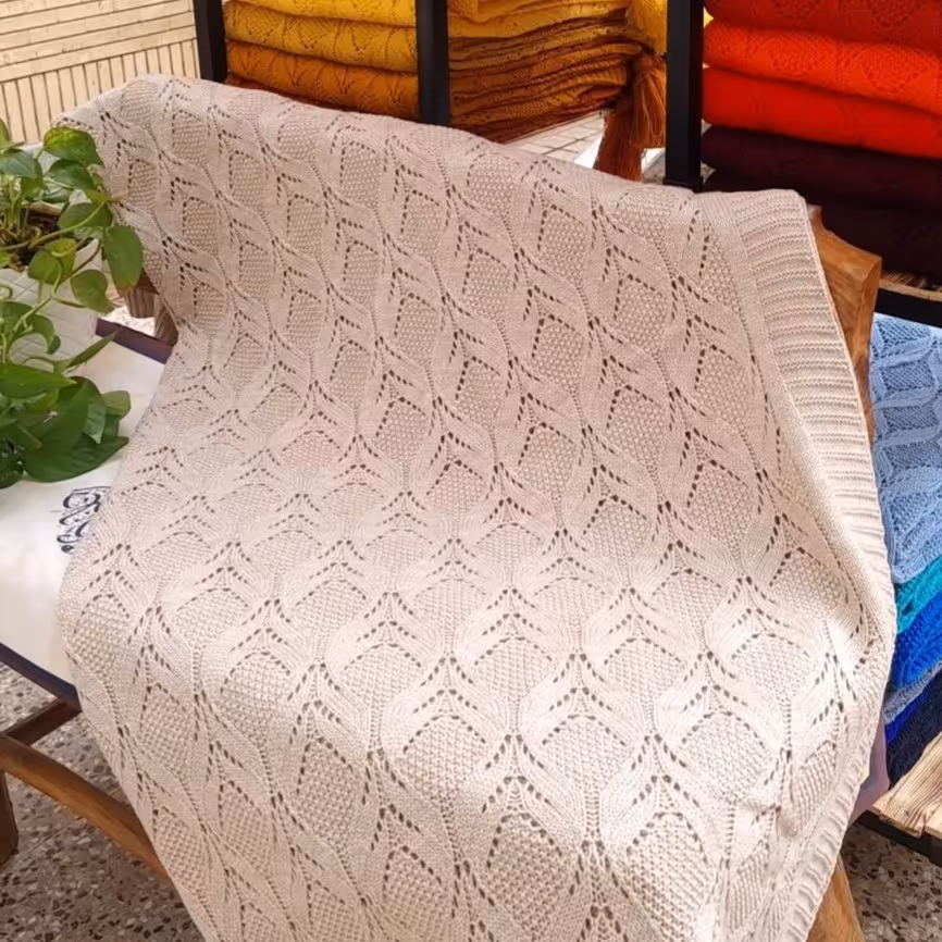 شال مبل تهیه شده از نخ آکرولیک درجه یک ترک سایز 140 در 170 دارای 4 منگوله