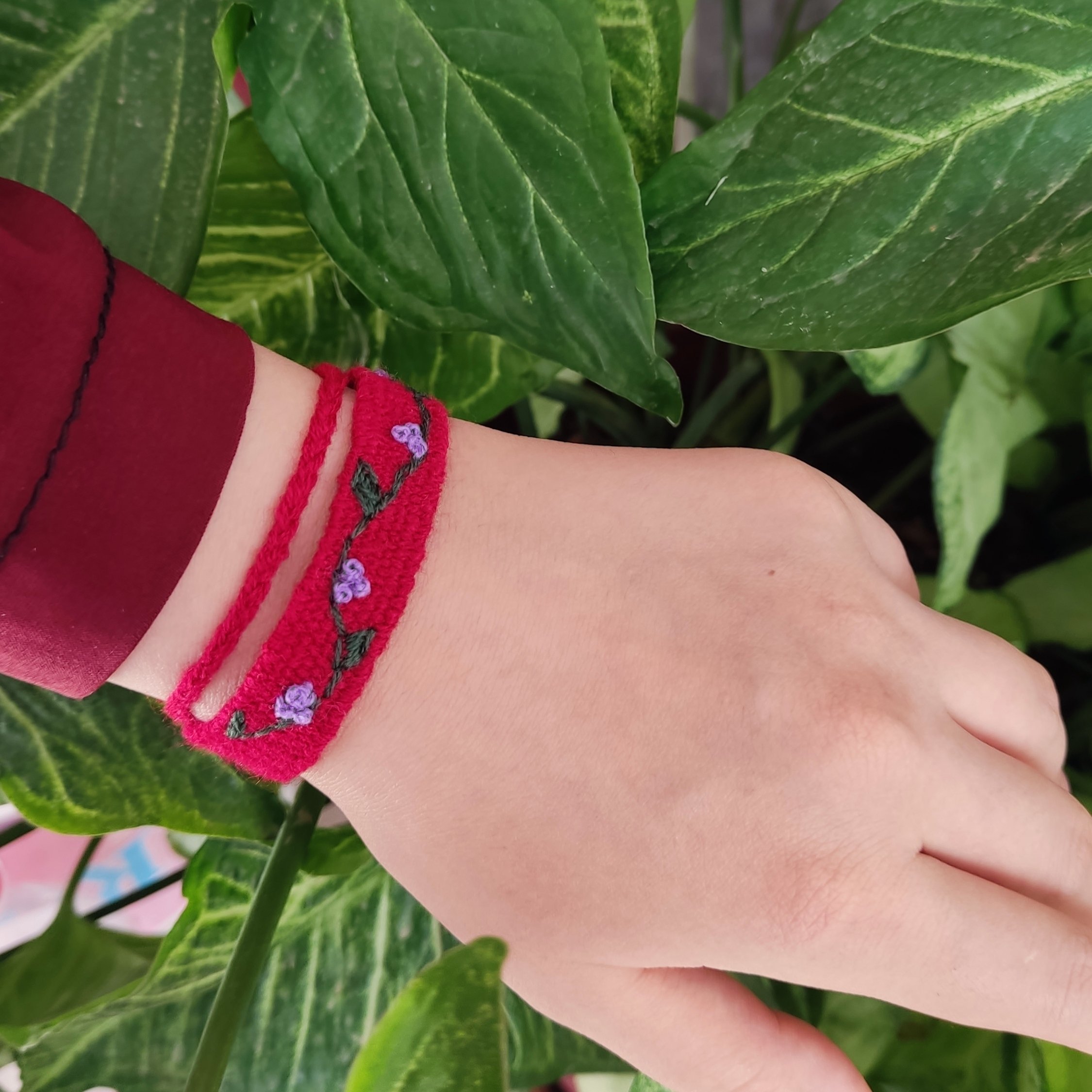 دستبند گلیم _ گلدوزی شده _ متریال کار کاموا 