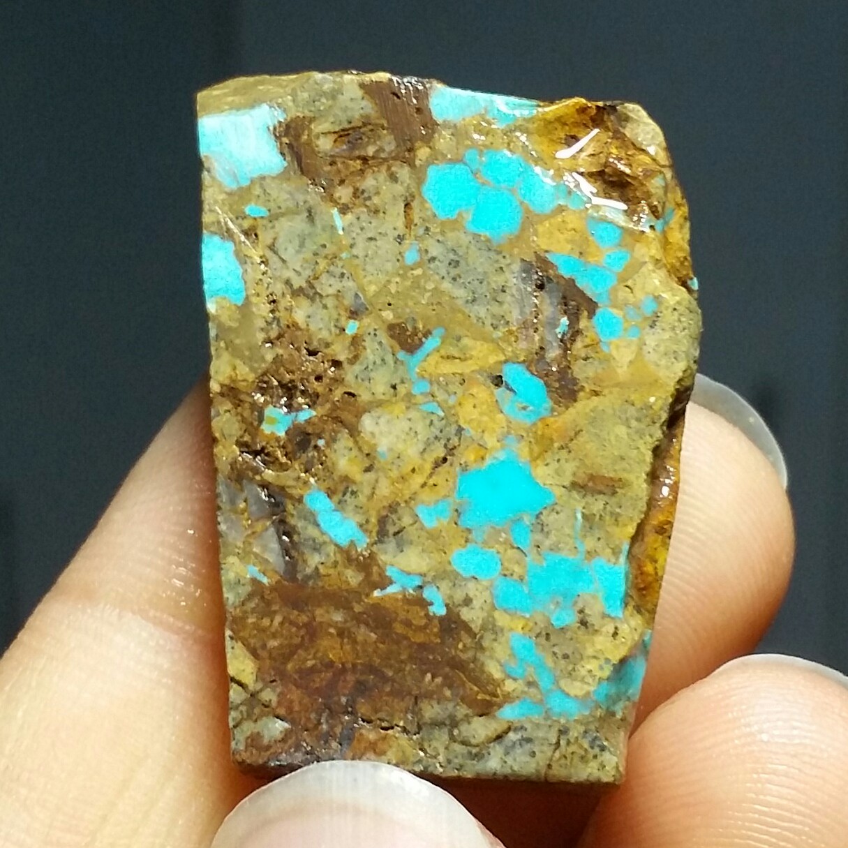 سنگ راف حبه فیروزه اصل نیشابور بسیار خوش رنگ صد در صد طبیعی کد 11638