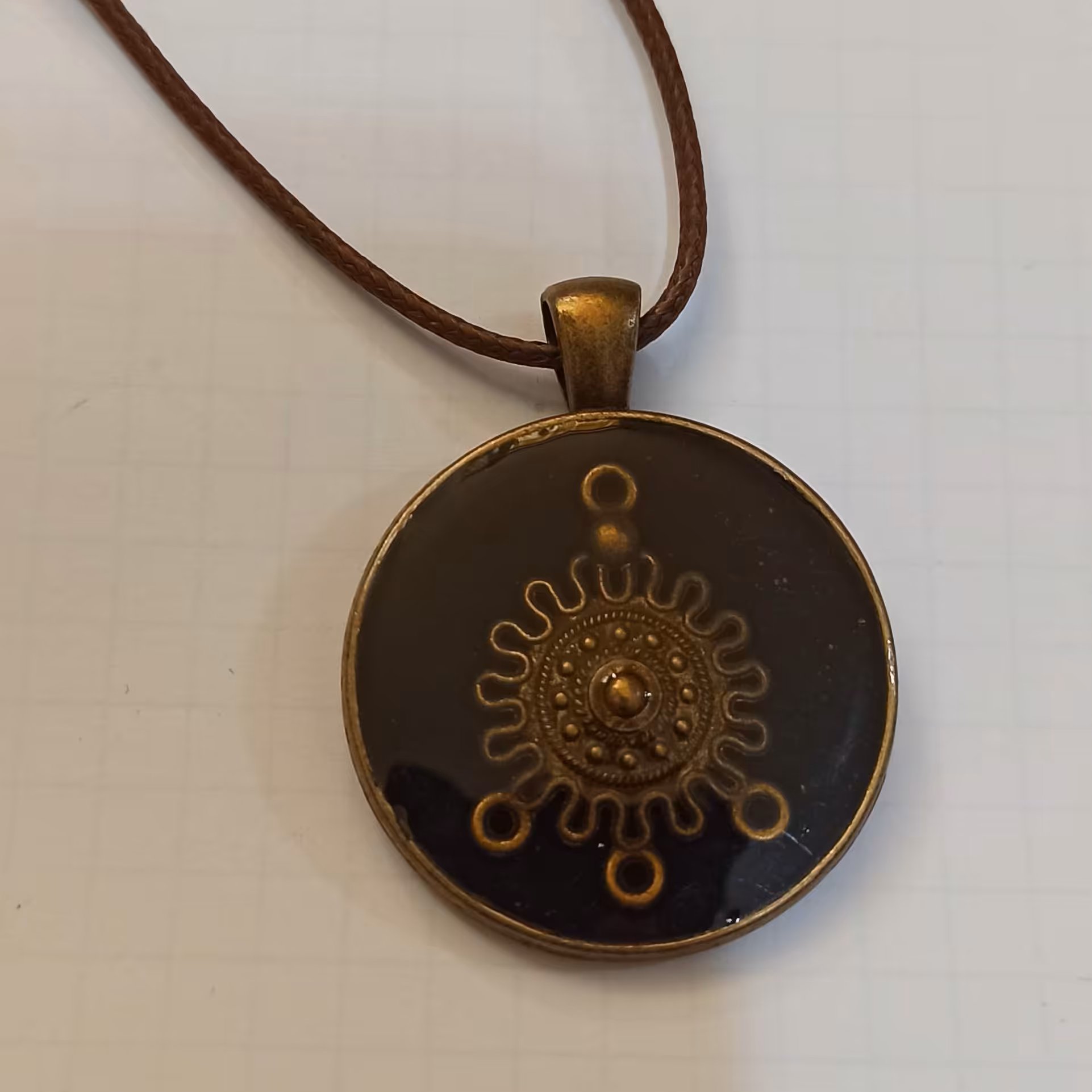 گردنبند اسپرت زمینه مشکی 