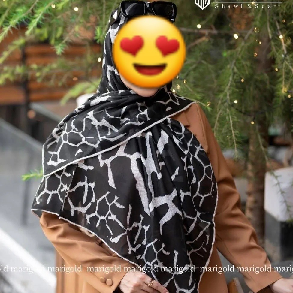روسری کرپ مشکی و کرم