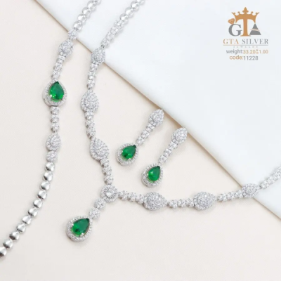 سرویس نقره زنانه رنگ ثابت با نگین سبز اشک و گوشواره میخی کد 11228