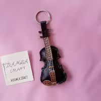 جاکلیدی چرمی
طرح ویولون
چرم طبیعی بزی 
اندازه 8سانتیمتر 
دوخته شده با نخ ابریشم 
داخل جاکلیدی با الیاف پر شده