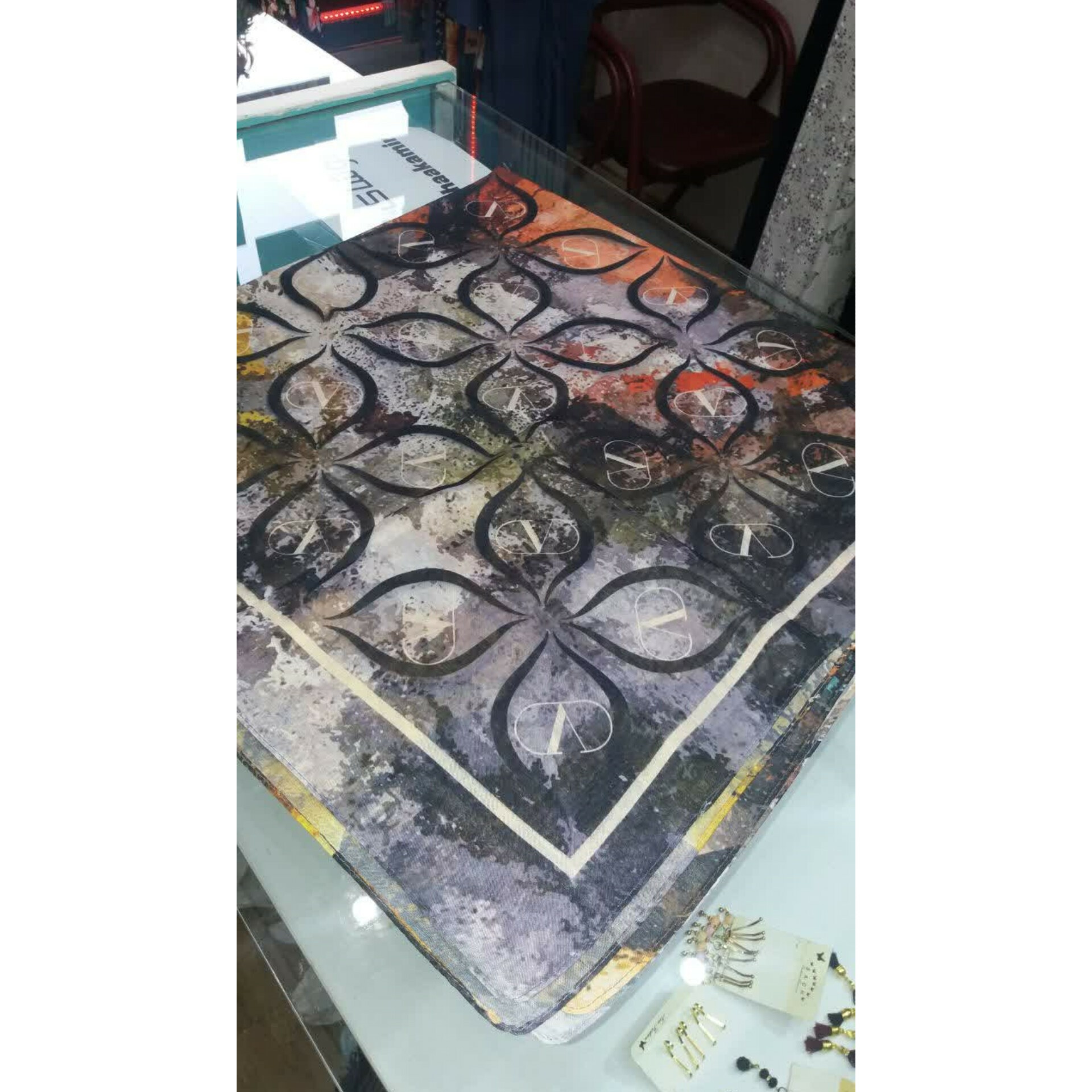 روسری نخی طرح دار