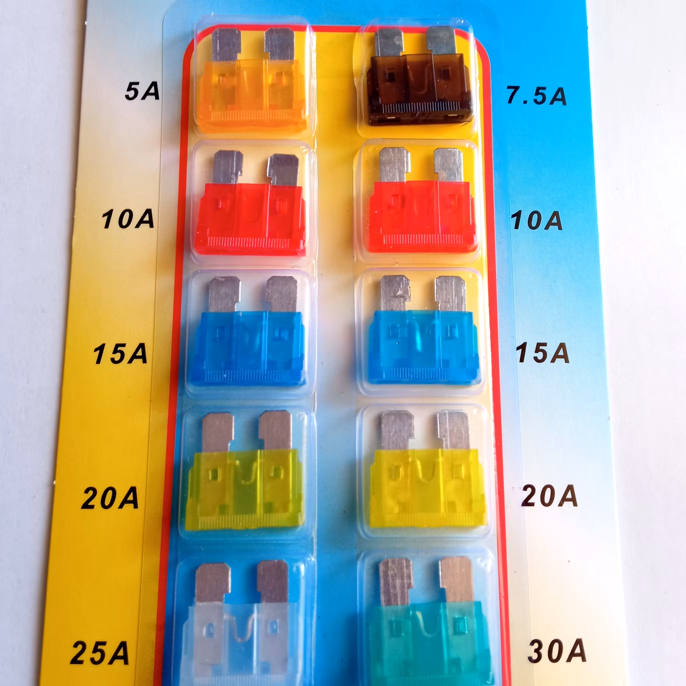 پَک فیوز 2شاخ خودرویی، مدل شیشه ای،شامل  فیوز  های پُر مصرف ،مناسب جهت استفاده در خودروهای سبک.