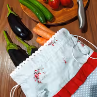 کیسه سبزیجات و کیسه میوه از سه لایه ...پارچه اصلی مشما و پارچه سفید چلوار داخل کیسه دوخته شده بکار رفته 