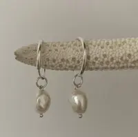 گوشواره حلقه ای نقره با آویز مروارید باروک سفید برند الماسین آذر