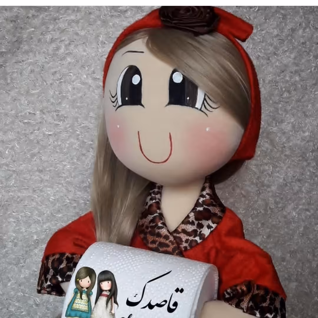 عروسک رولی عروسک نگهدارنده دستمال رولی با موهای بلوند لباس زرشکی مناسب جهیزیه و سیسمونی