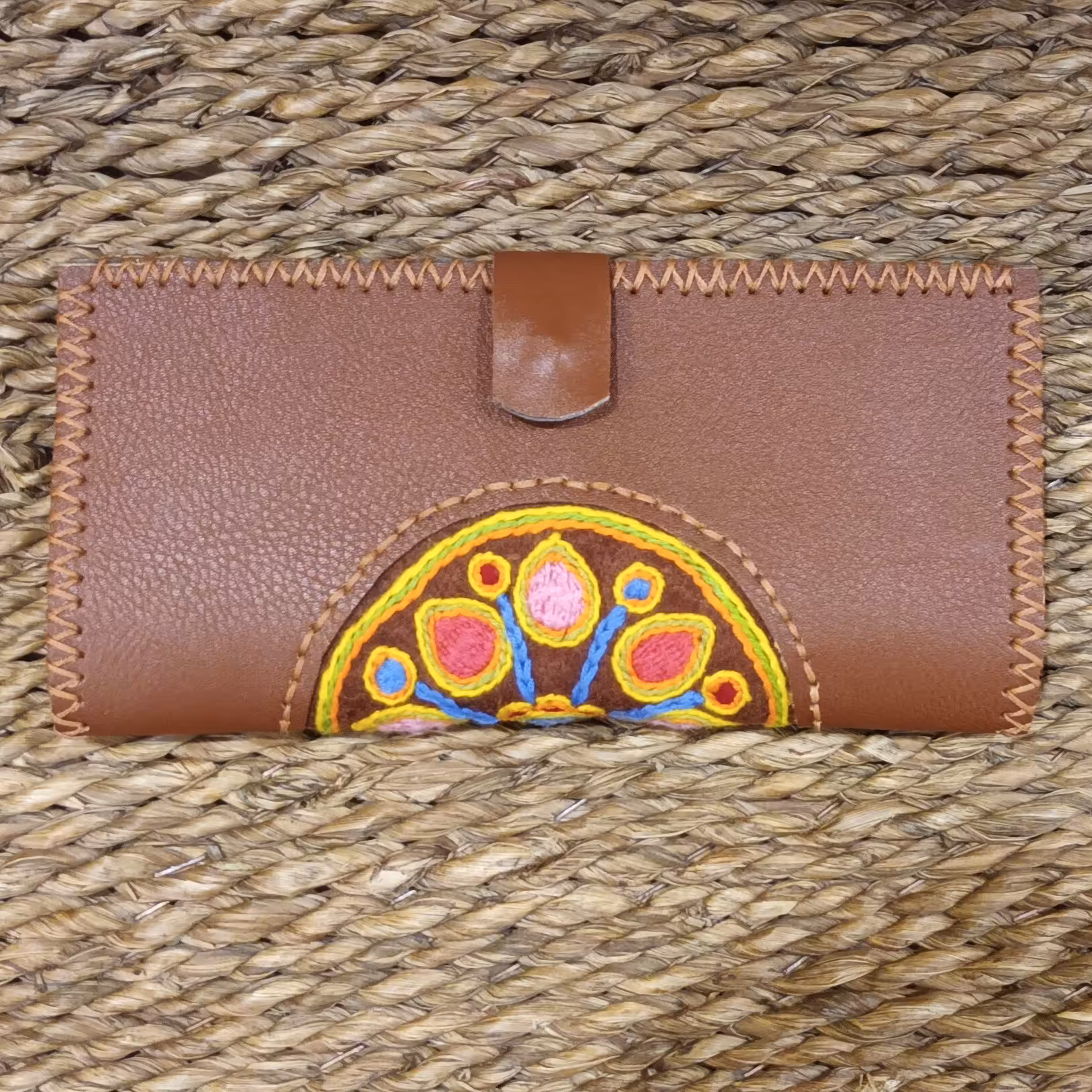 کیف پول چرم دستدوز   با پته دوزی روی نمد 